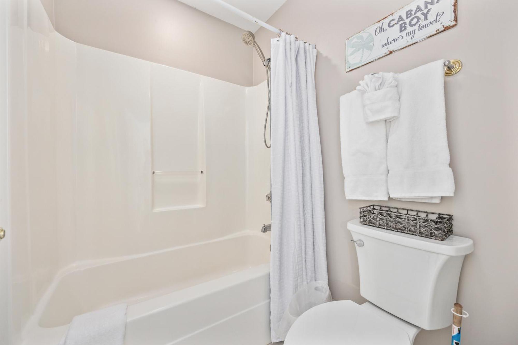 New Listing, 2min Walk To Beach, Single Family Home, Pet Friendly, Hottub, Smart Tv, Sleeps 10, Private Backyard