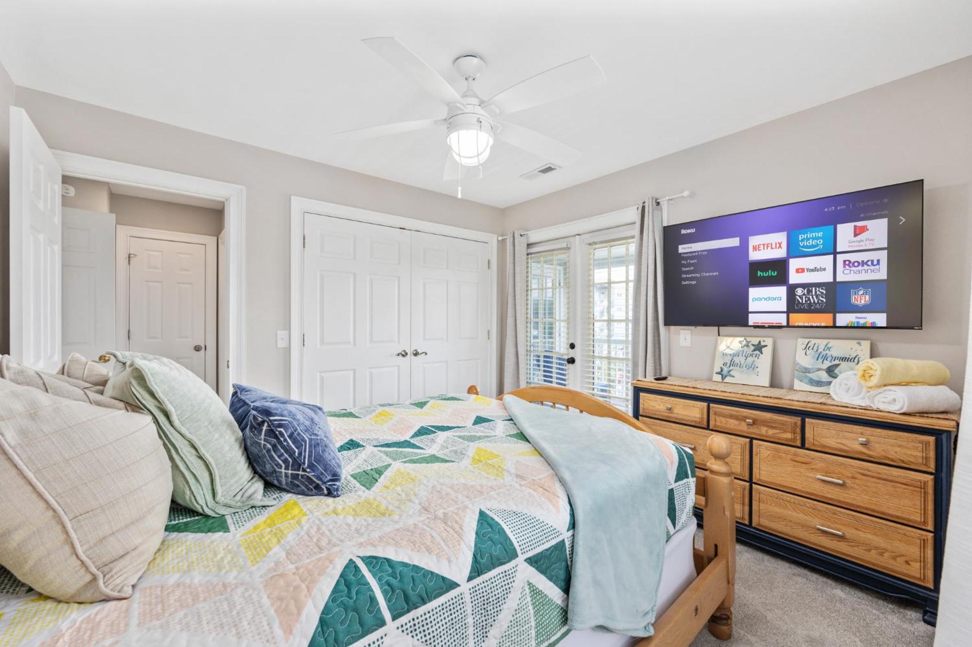 Villa New Listing, 2min Walk To Beach, Single Family Home, Pet Friendly, Hottub, Smart Tv, Sleeps 10, Private Backyard *