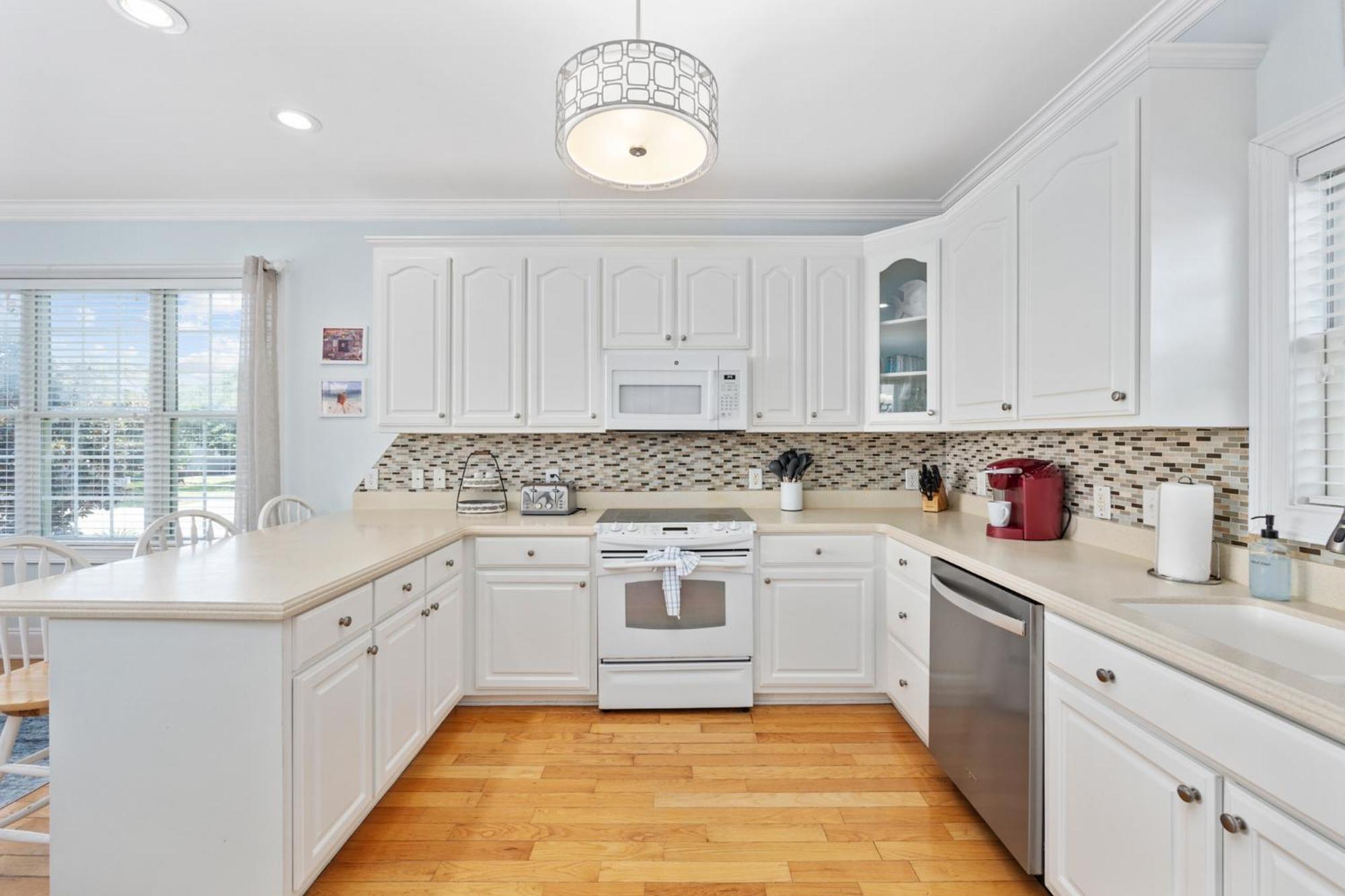 New Listing, 2min Walk To Beach, Single Family Home, Pet Friendly, Hottub, Smart Tv, Sleeps 10, Private Backyard Myrtle Beach