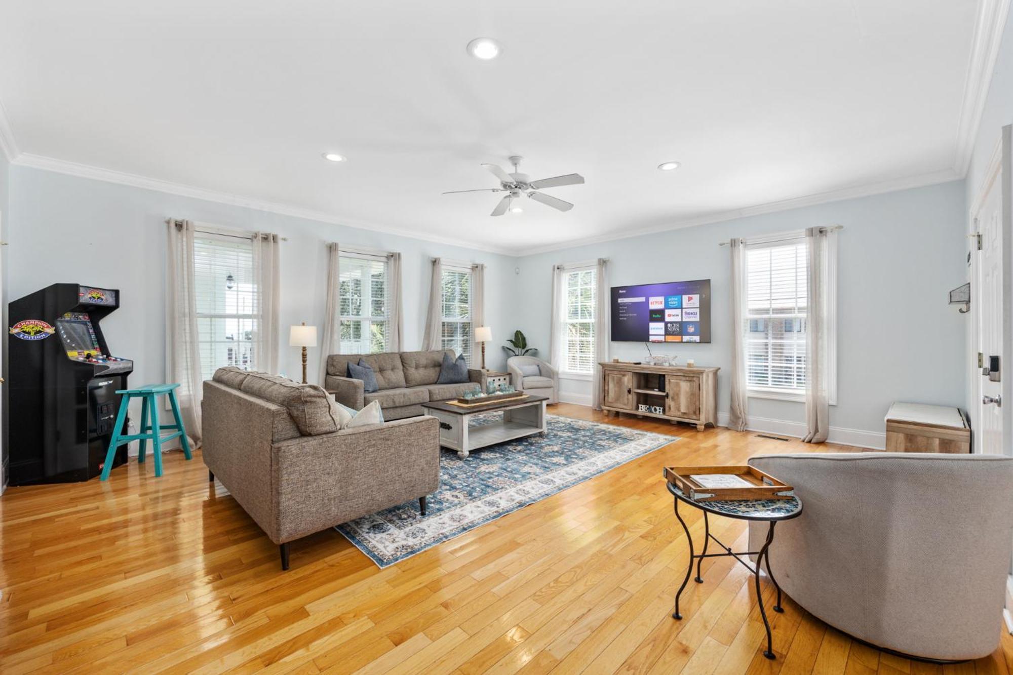 New Listing, 2min Walk To Beach, Single Family Home, Pet Friendly, Hottub, Smart Tv, Sleeps 10, Private Backyard Villa *