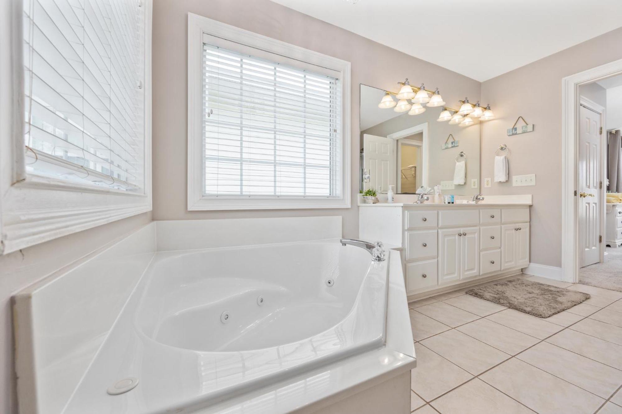 New Listing, 2min Walk To Beach, Single Family Home, Pet Friendly, Hottub, Smart Tv, Sleeps 10, Private Backyard *