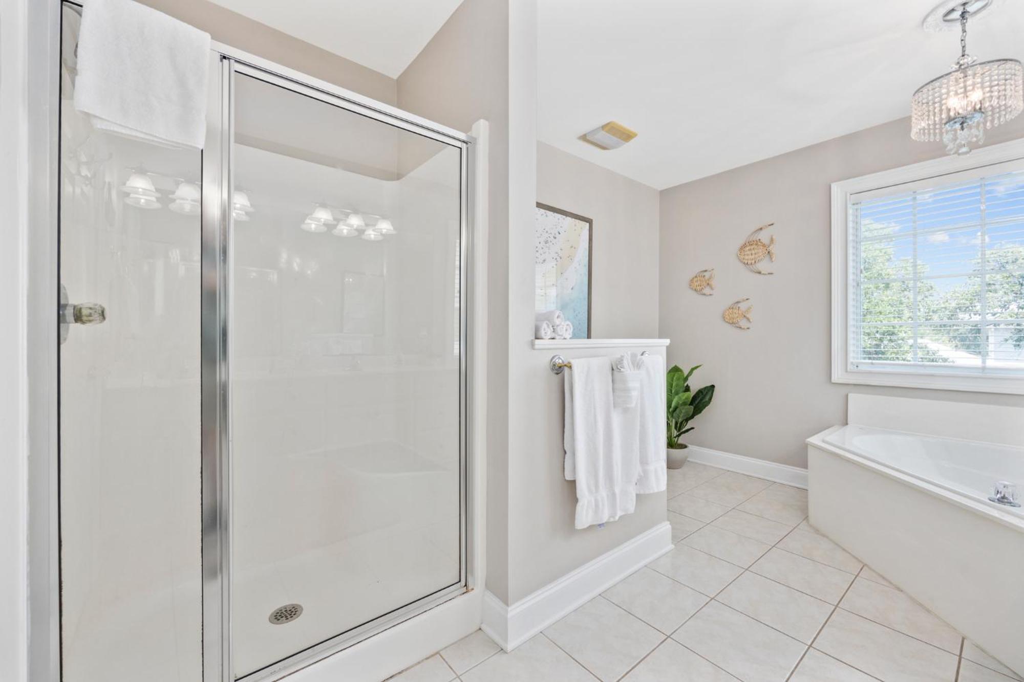 New Listing, 2min Walk To Beach, Single Family Home, Pet Friendly, Hottub, Smart Tv, Sleeps 10, Private Backyard * Myrtle Beach