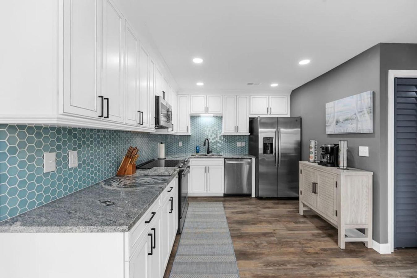 Oceanfront Near Main St - Pool - Totally Beachin Apartment