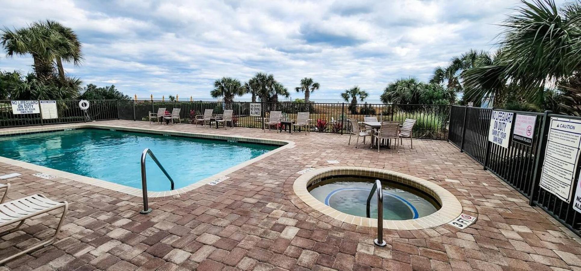 Remodeled Direct Ocean Front By Convention Center Apartment