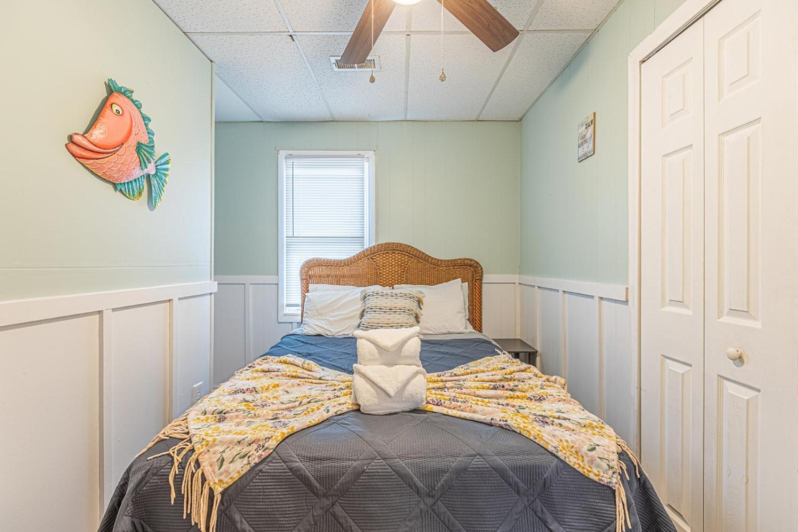 Gorgeous Centrally Located Ocean View 2 King, Huge Private Yard & Deck, Firepit, Bbq, & Game Tables Holiday home *
