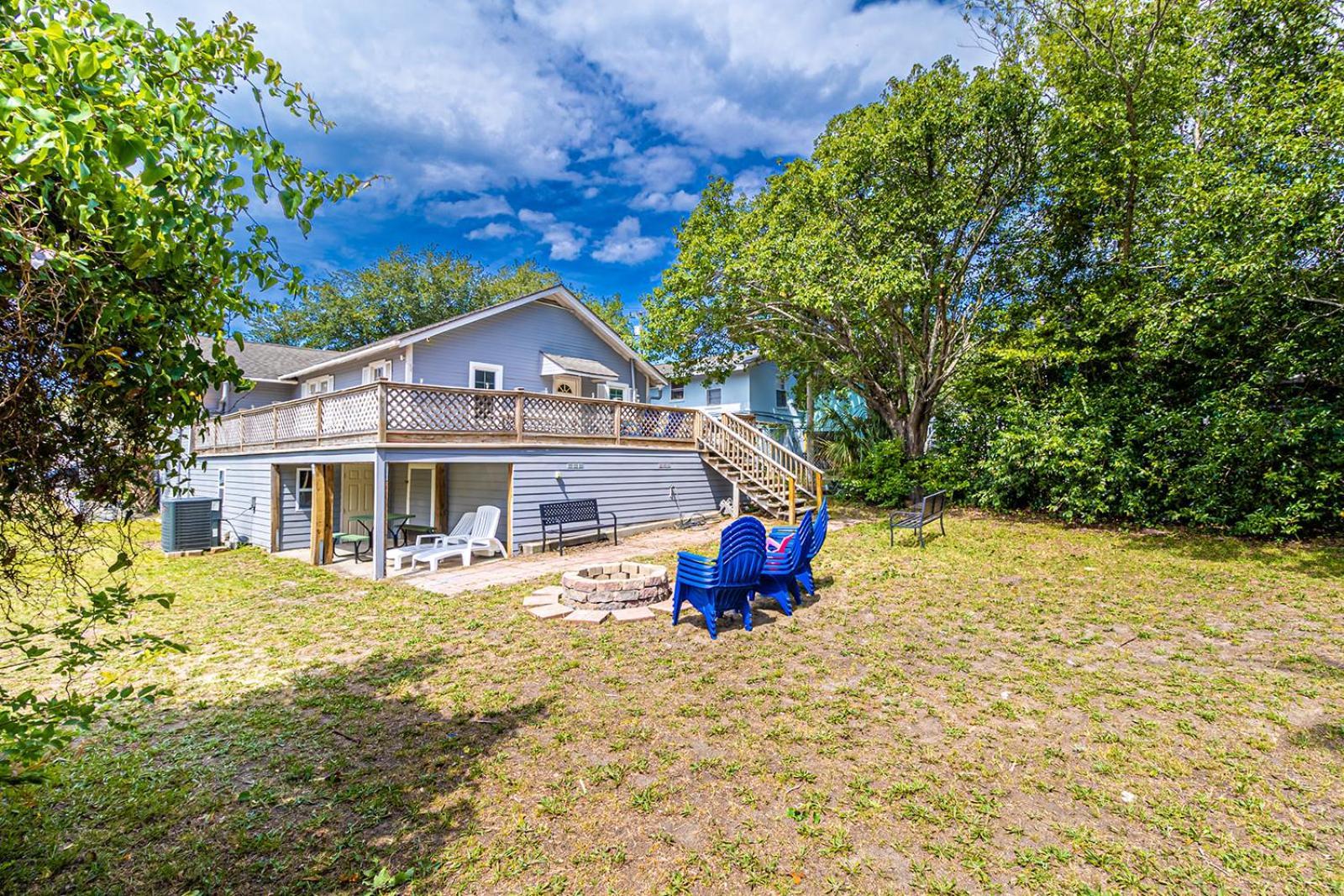 Holiday home Gorgeous Centrally Located Ocean View 2 King, Huge Private Yard & Deck, Firepit, Bbq, & Game Tables *