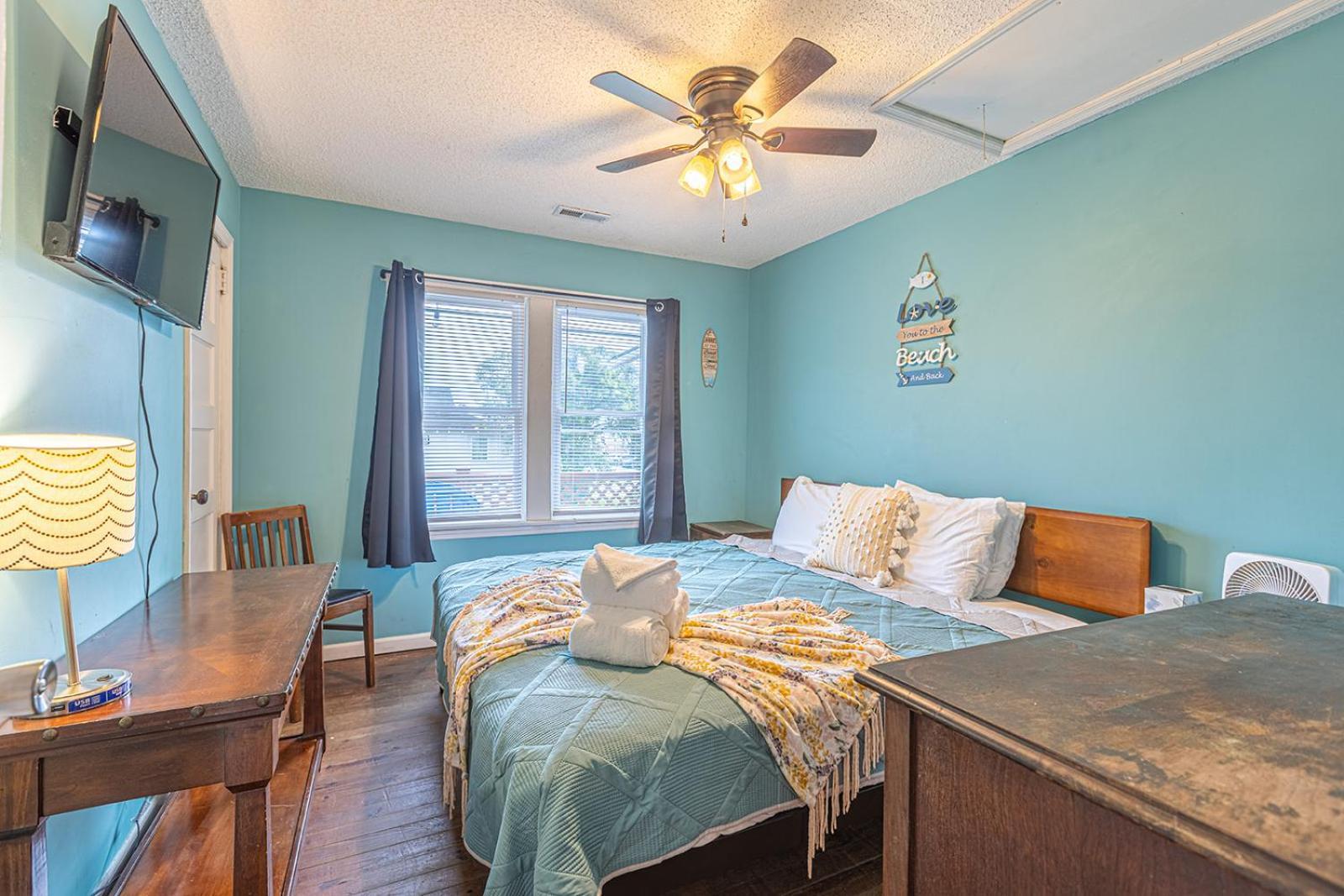 Gorgeous Centrally Located Ocean View 2 King, Huge Private Yard & Deck, Firepit, Bbq, & Game Tables Holiday home Myrtle Beach