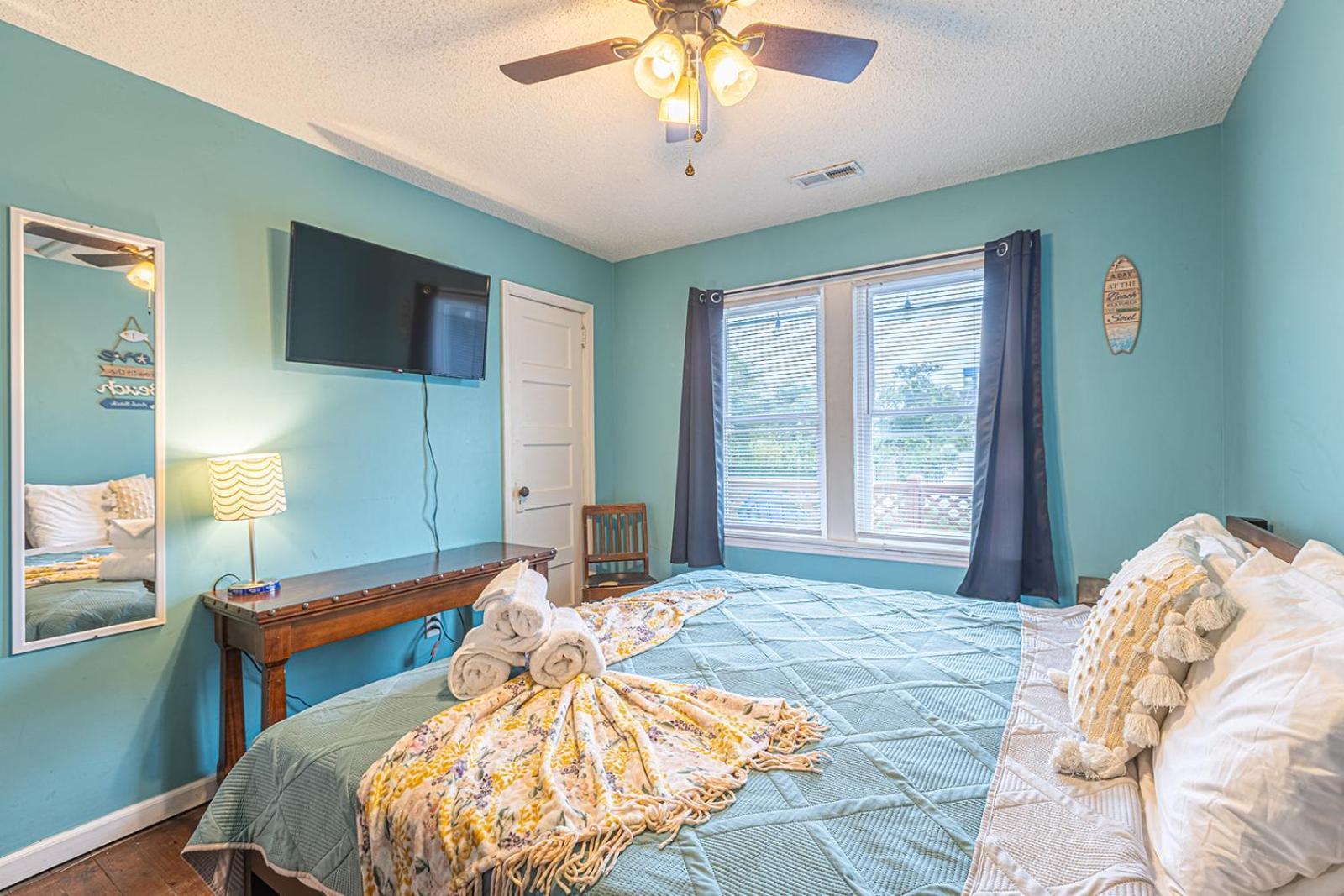 Gorgeous Centrally Located Ocean View 2 King, Huge Private Yard & Deck, Firepit, Bbq, & Game Tables Myrtle Beach