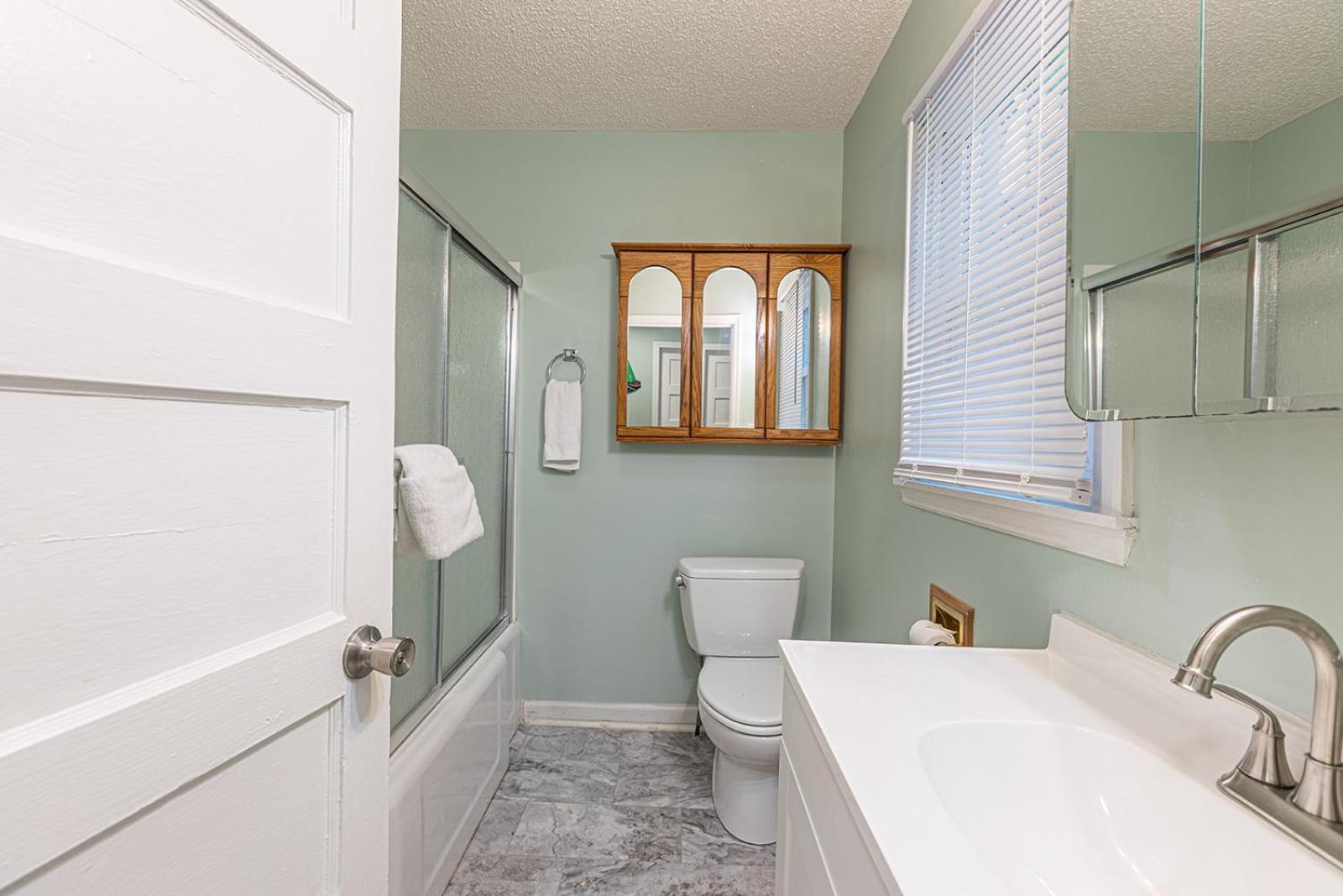 Gorgeous Centrally Located Ocean View 2 King, Huge Private Yard & Deck, Firepit, Bbq, & Game Tables