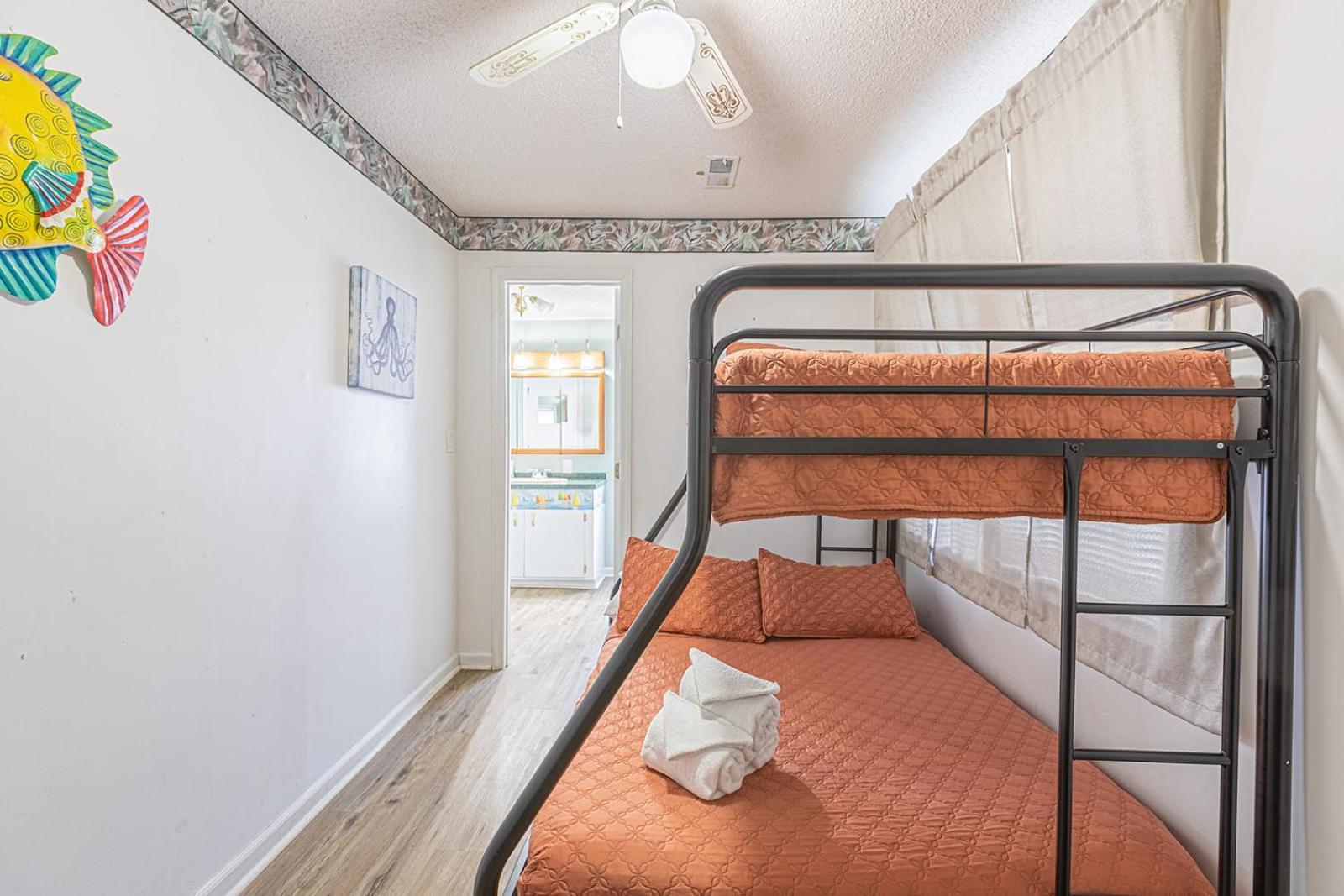 Holiday home Gorgeous Centrally Located Ocean View 2 King, Huge Private Yard & Deck, Firepit, Bbq, & Game Tables