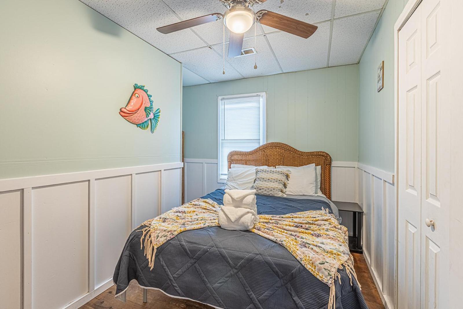 Gorgeous Centrally Located Ocean View 2 King, Huge Private Yard & Deck, Firepit, Bbq, & Game Tables Holiday home *