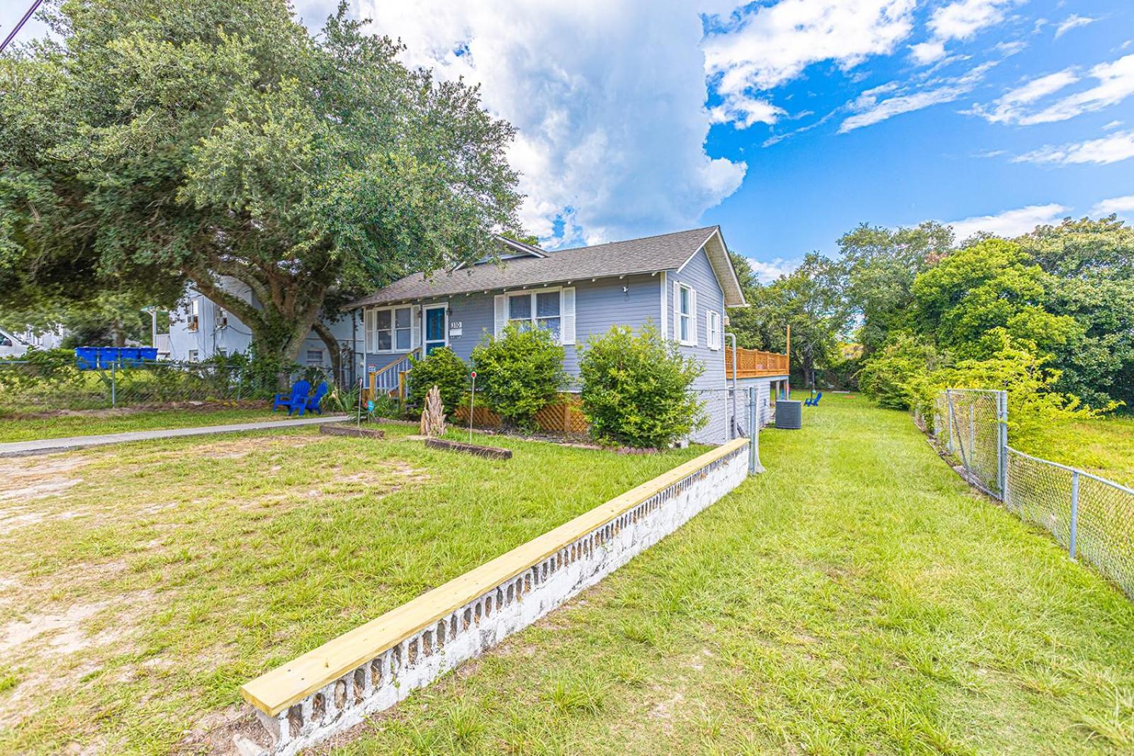 Gorgeous Centrally Located Ocean View 2 King, Huge Private Yard & Deck, Firepit, Bbq, & Game Tables *