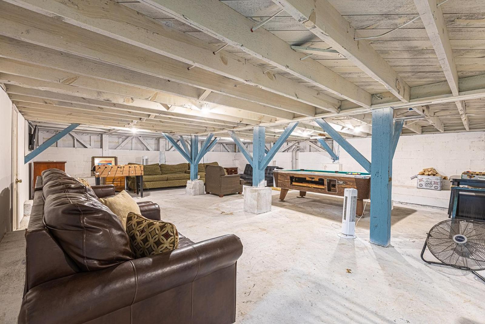 Gorgeous Centrally Located Ocean View 2 King, Huge Private Yard & Deck, Firepit, Bbq, & Game Tables Holiday home
