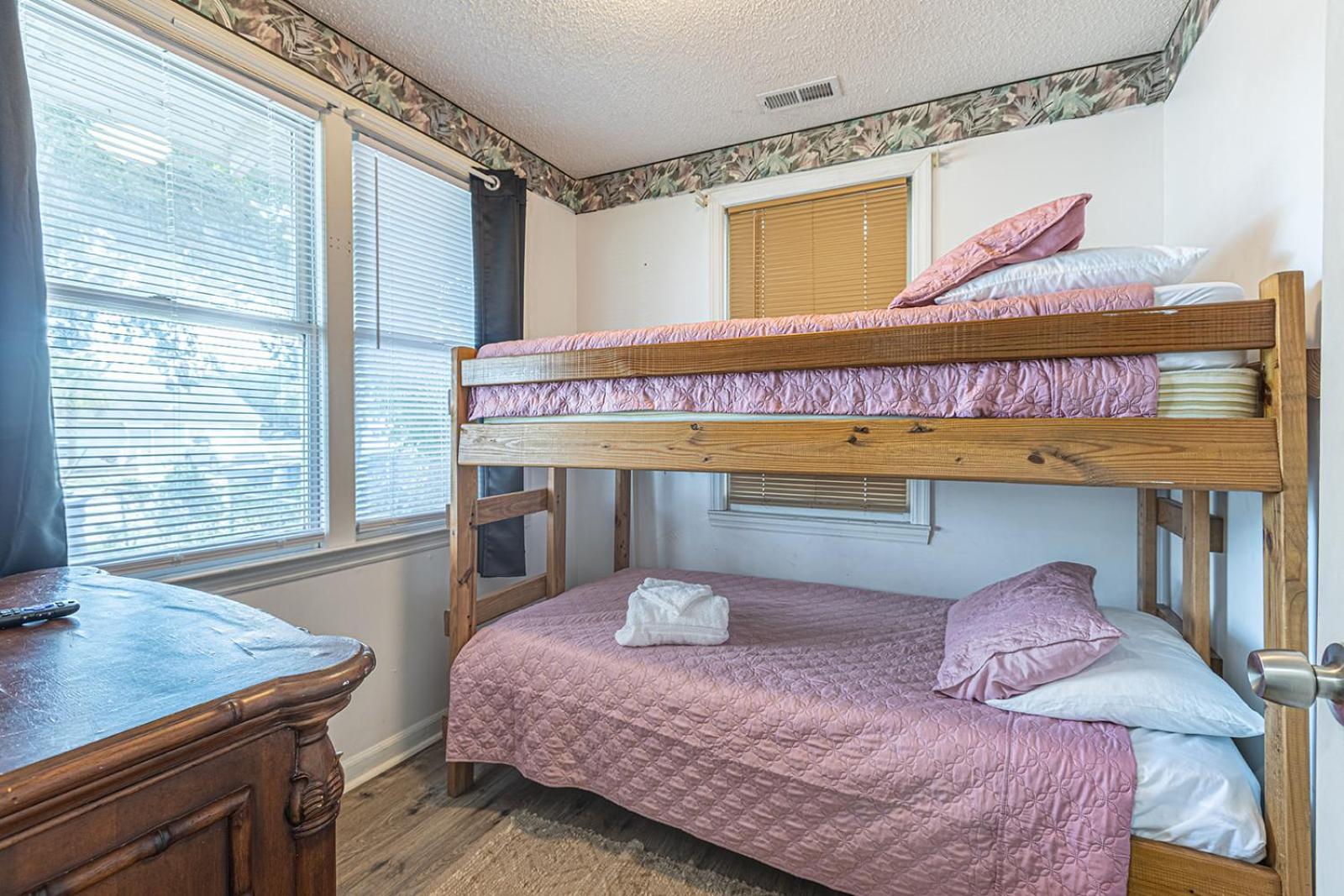 Holiday home Gorgeous Centrally Located Ocean View 2 King, Huge Private Yard & Deck, Firepit, Bbq, & Game Tables