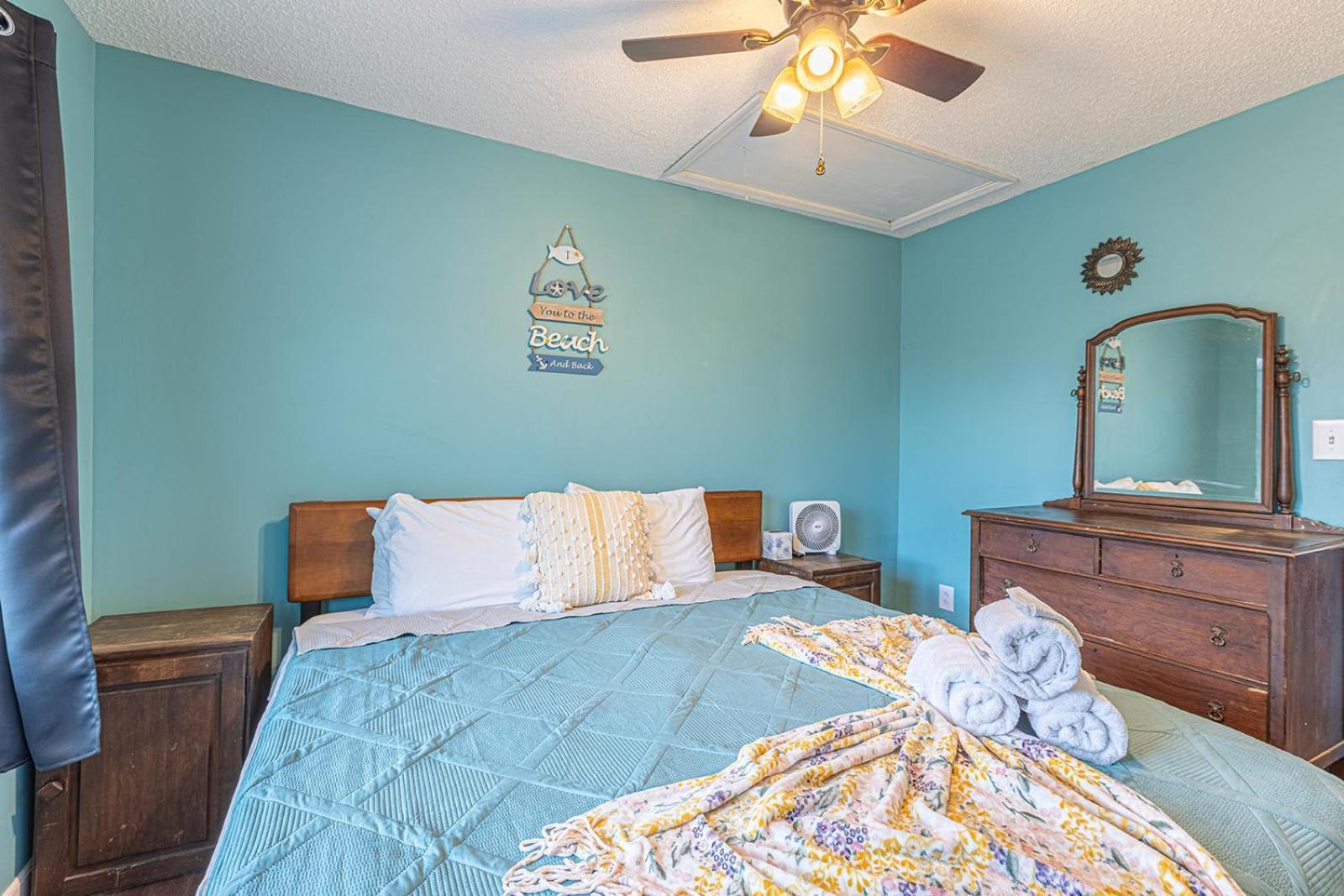 Gorgeous Centrally Located Ocean View 2 King, Huge Private Yard & Deck, Firepit, Bbq, & Game Tables Holiday home *