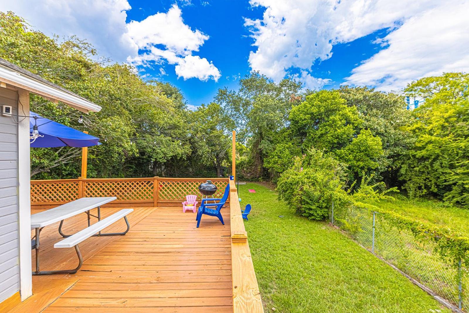 Holiday home Gorgeous Centrally Located Ocean View 2 King, Huge Private Yard & Deck, Firepit, Bbq, & Game Tables *