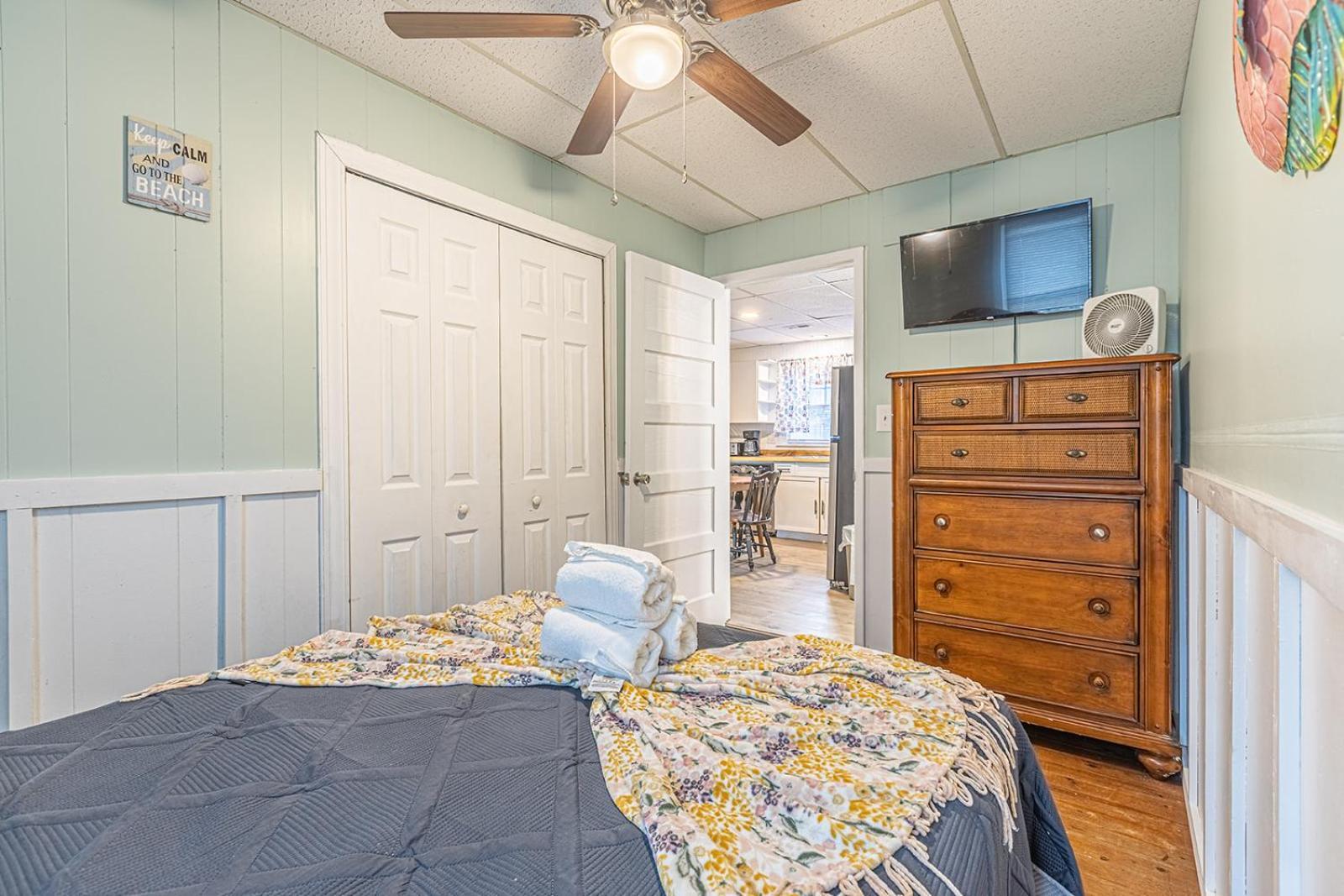 Gorgeous Centrally Located Ocean View 2 King, Huge Private Yard & Deck, Firepit, Bbq, & Game Tables