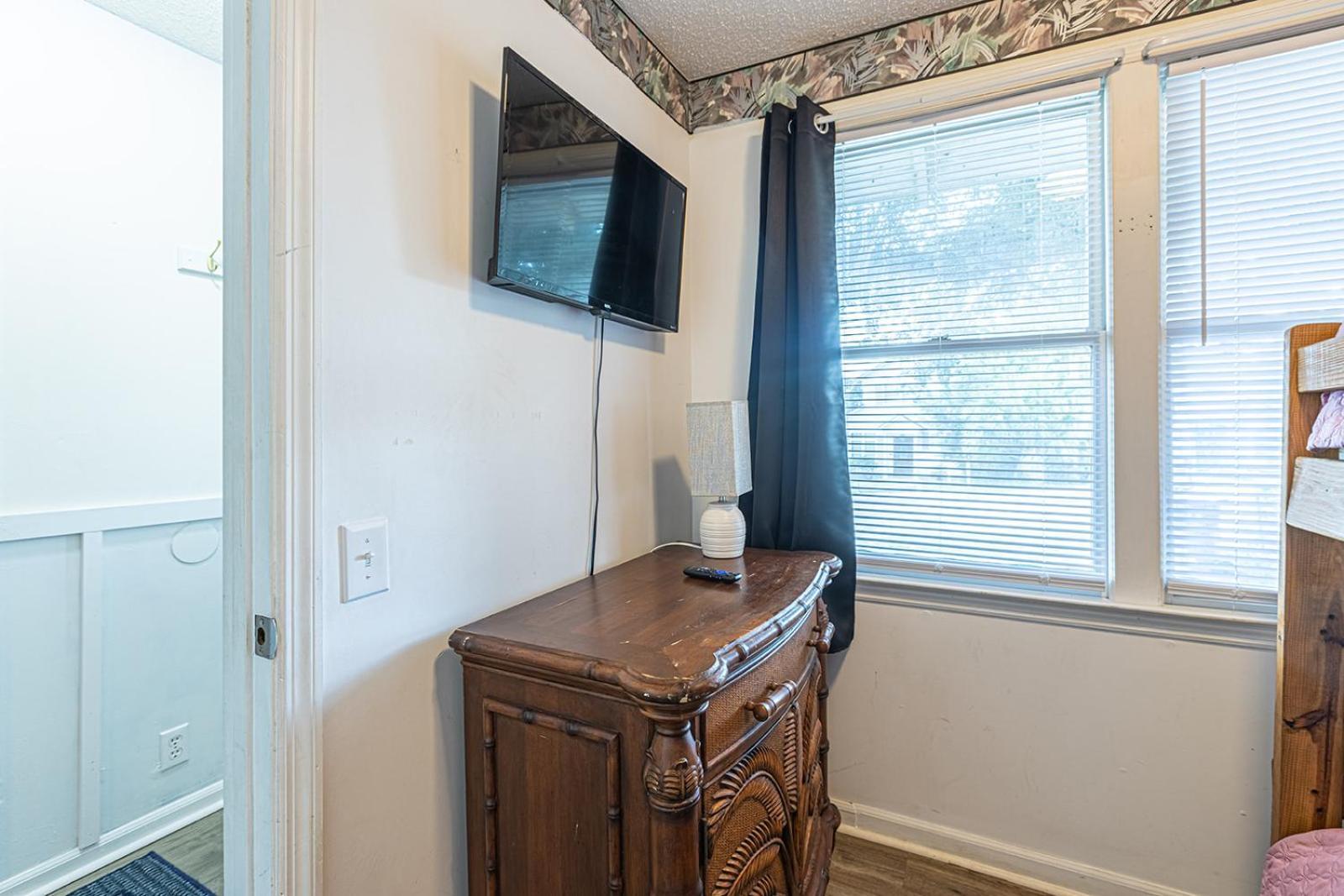 Holiday home Gorgeous Centrally Located Ocean View 2 King, Huge Private Yard & Deck, Firepit, Bbq, & Game Tables