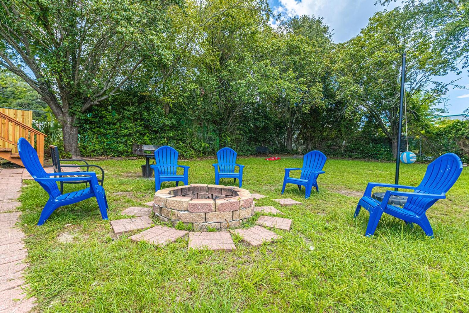 Gorgeous Centrally Located Ocean View 2 King, Huge Private Yard & Deck, Firepit, Bbq, & Game Tables Holiday home *