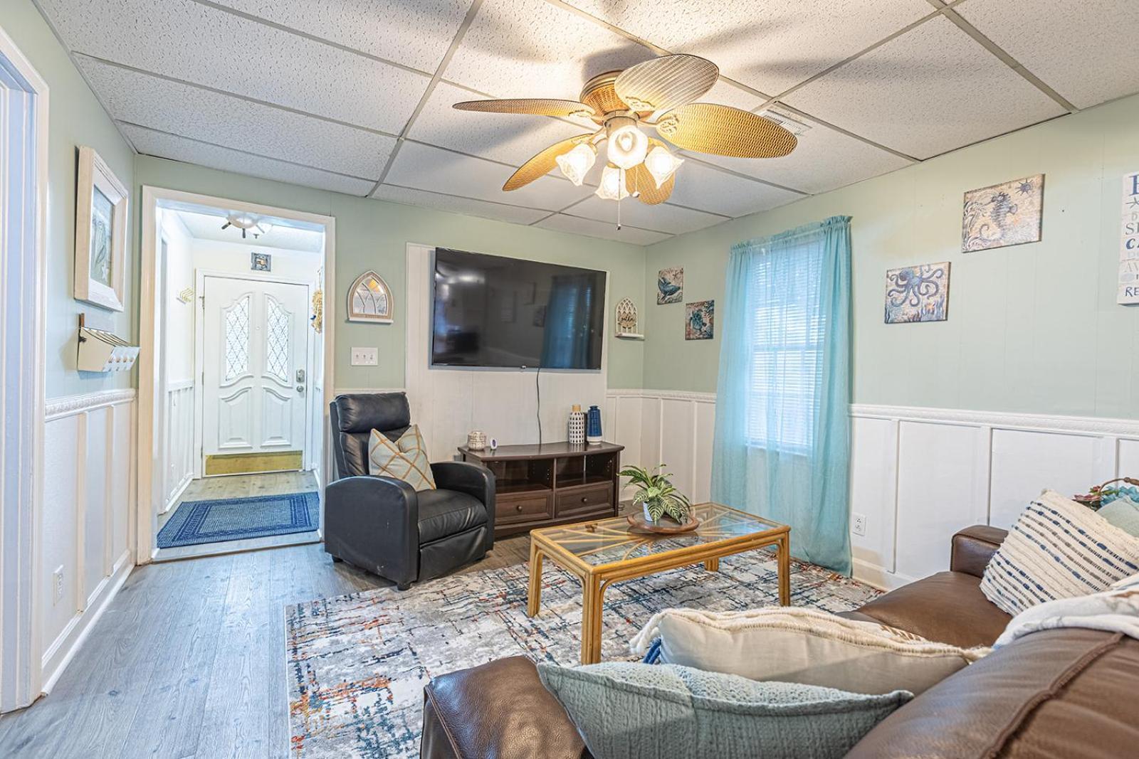 Gorgeous Centrally Located Ocean View 2 King, Huge Private Yard & Deck, Firepit, Bbq, & Game Tables *