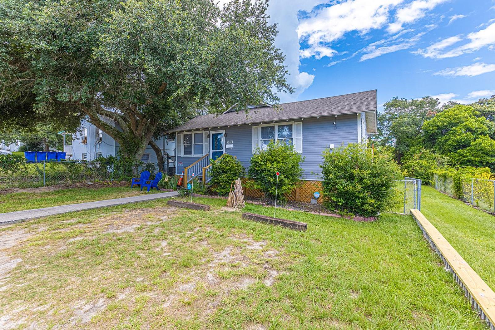 Gorgeous Centrally Located Ocean View 2 King, Huge Private Yard & Deck, Firepit, Bbq, & Game Tables