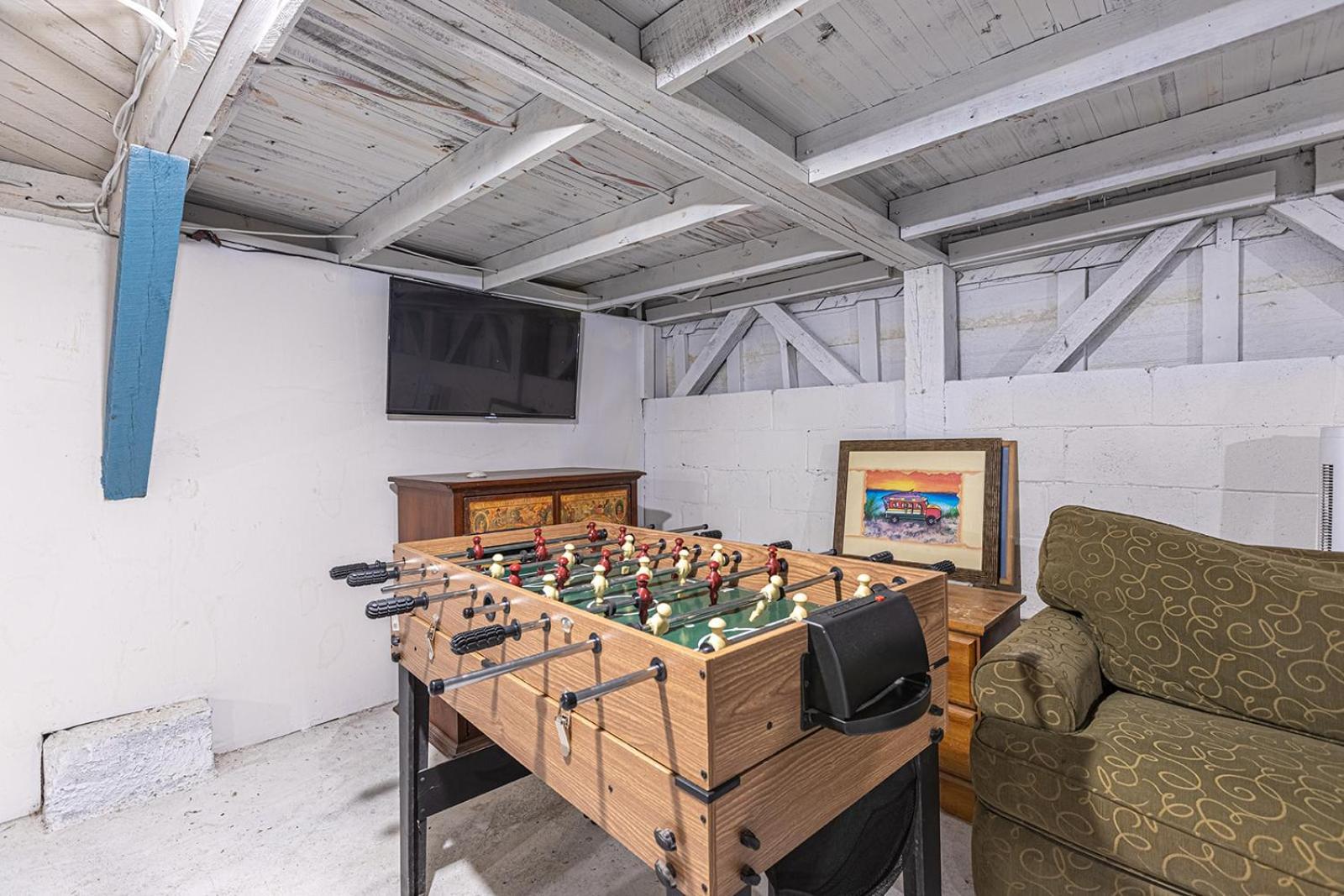 Gorgeous Centrally Located Ocean View 2 King, Huge Private Yard & Deck, Firepit, Bbq, & Game Tables Holiday home
