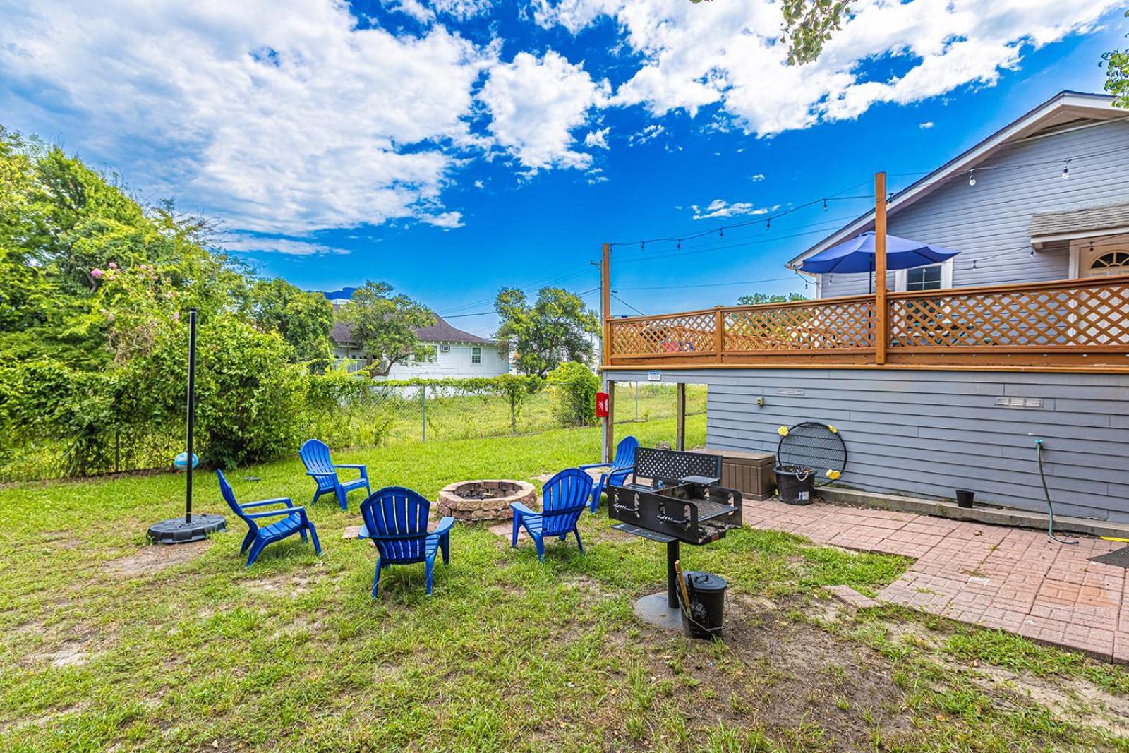 Holiday home Gorgeous Centrally Located Ocean View 2 King, Huge Private Yard & Deck, Firepit, Bbq, & Game Tables