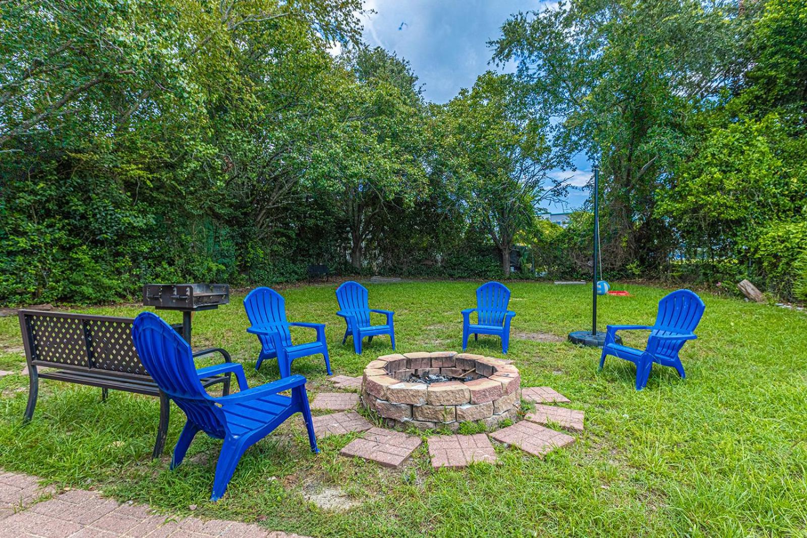 Holiday home Gorgeous Centrally Located Ocean View 2 King, Huge Private Yard & Deck, Firepit, Bbq, & Game Tables *