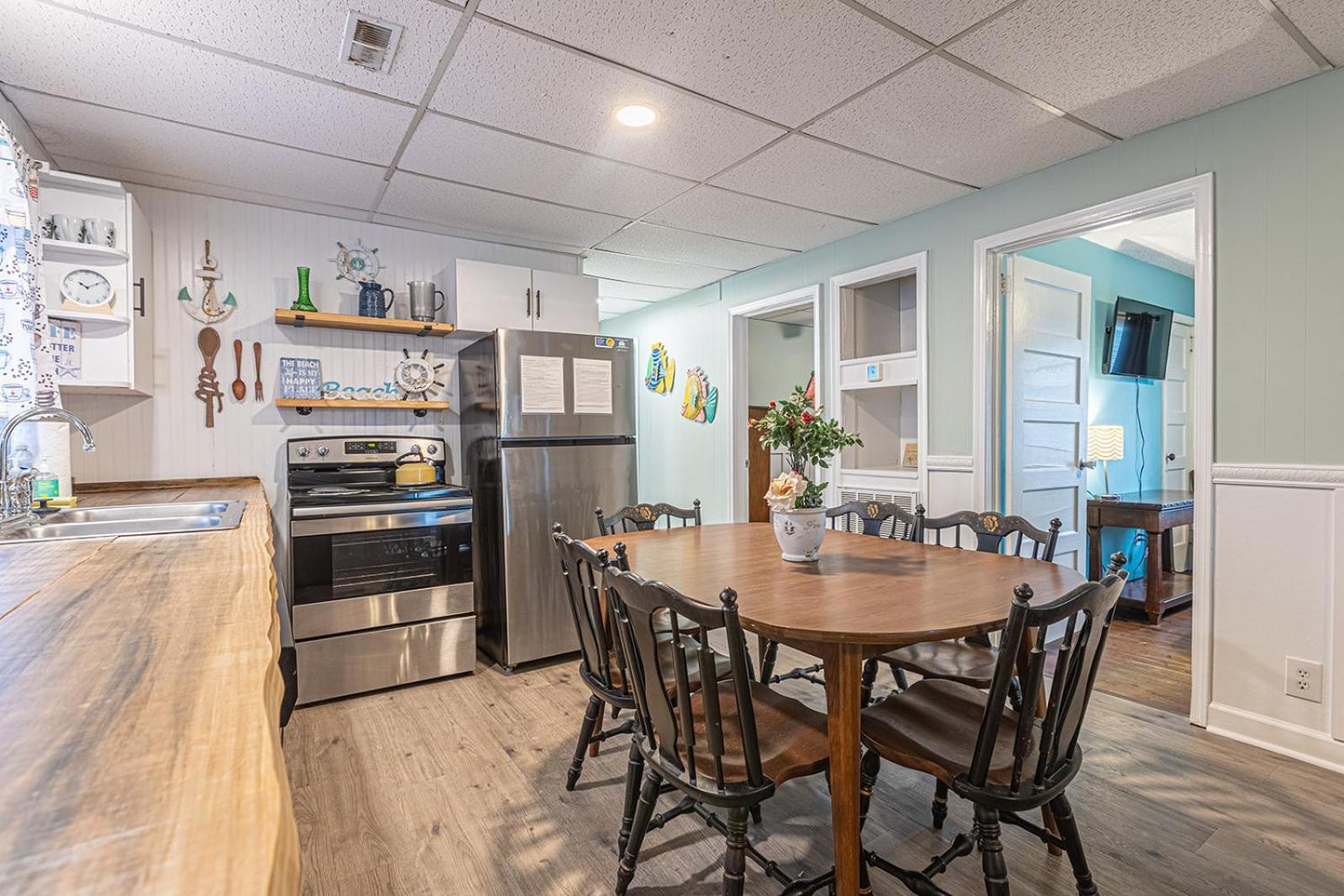 Gorgeous Centrally Located Ocean View 2 King, Huge Private Yard & Deck, Firepit, Bbq, & Game Tables *