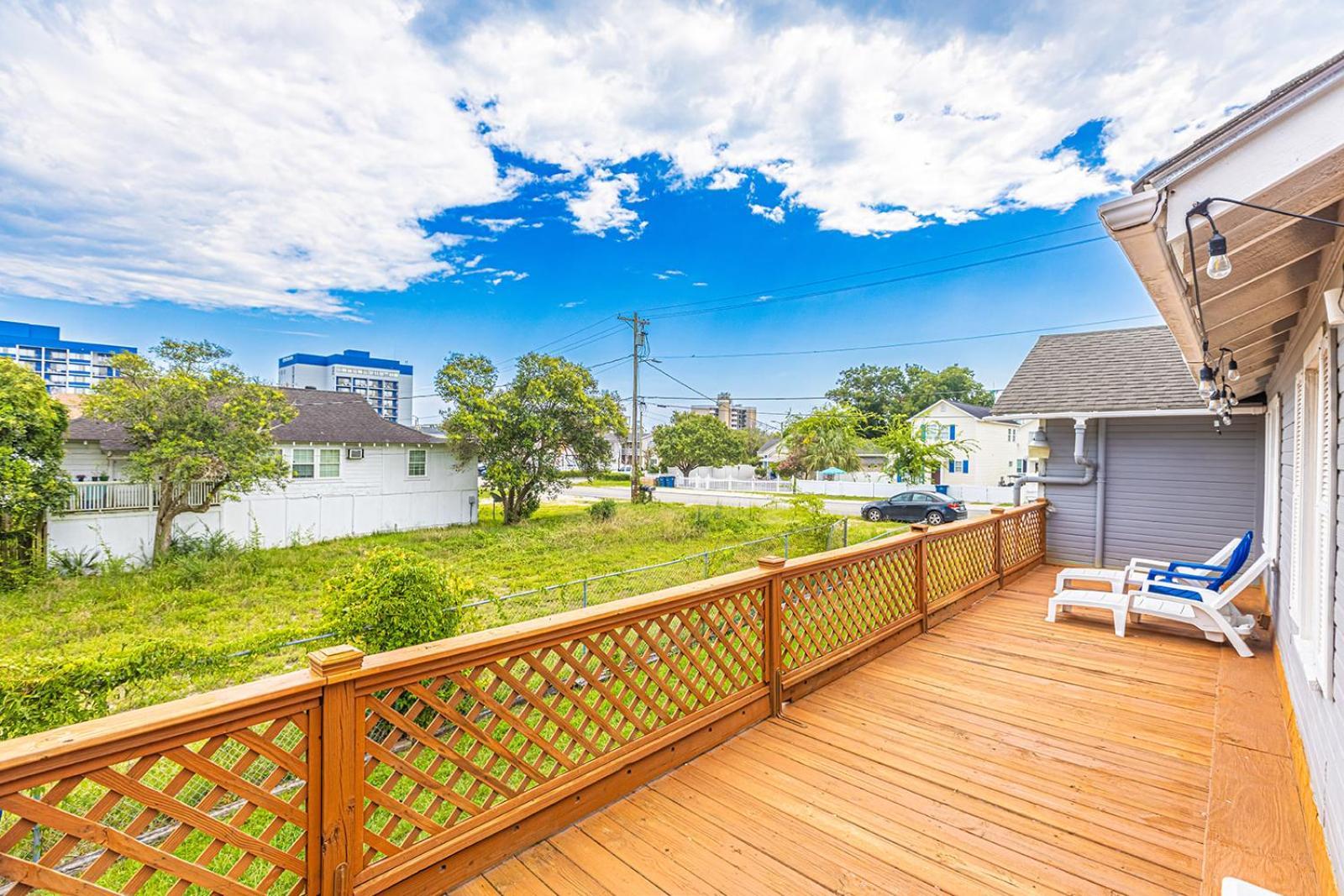Gorgeous Centrally Located Ocean View 2 King, Huge Private Yard & Deck, Firepit, Bbq, & Game Tables