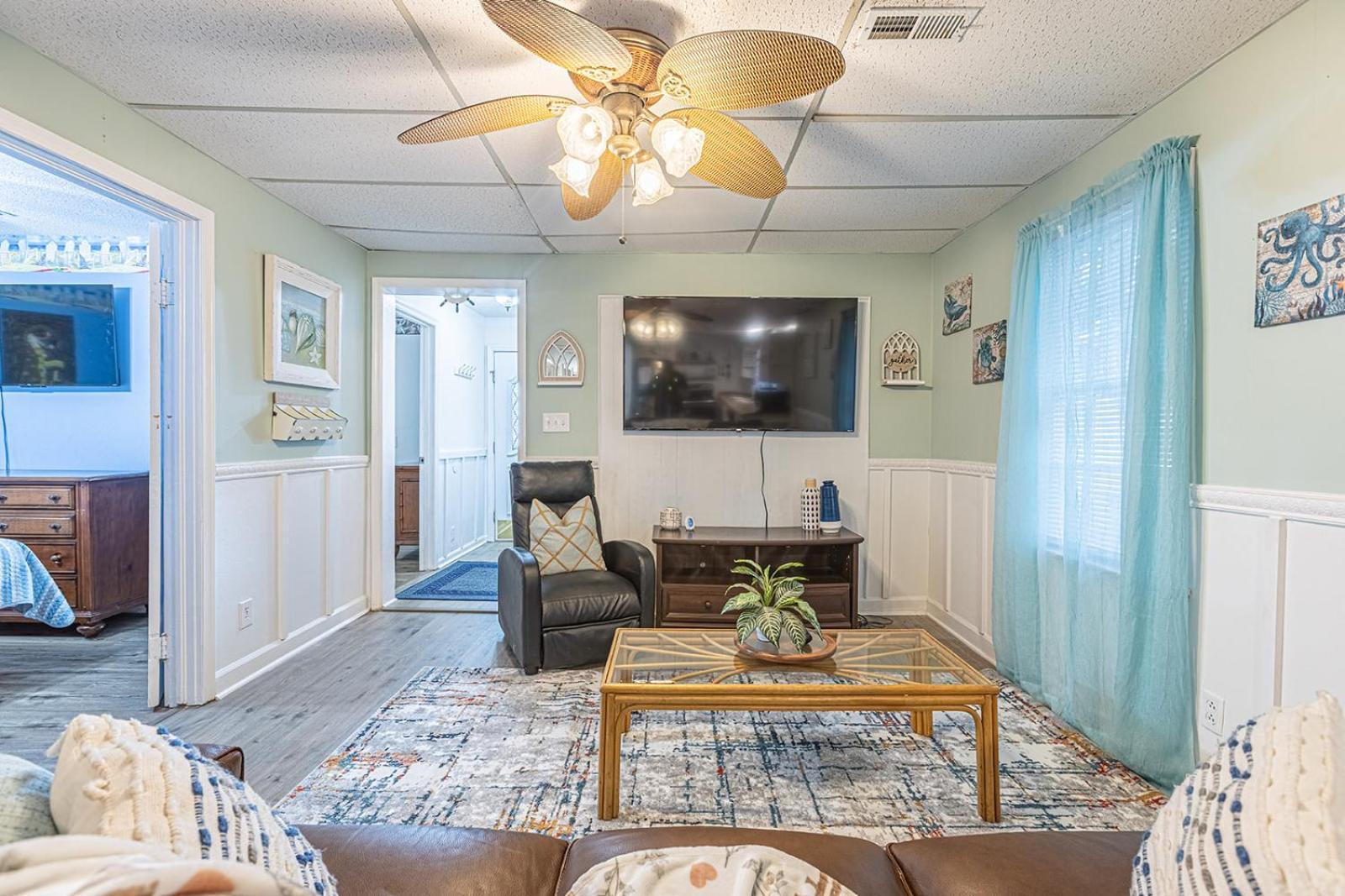 Gorgeous Centrally Located Ocean View 2 King, Huge Private Yard & Deck, Firepit, Bbq, & Game Tables Holiday home