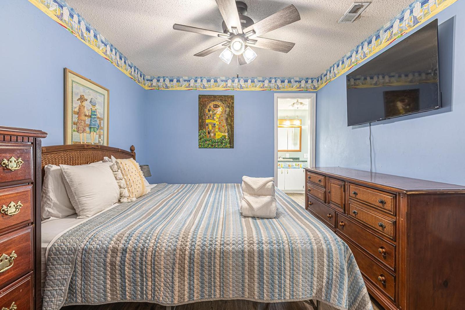 Gorgeous Centrally Located Ocean View 2 King, Huge Private Yard & Deck, Firepit, Bbq, & Game Tables *