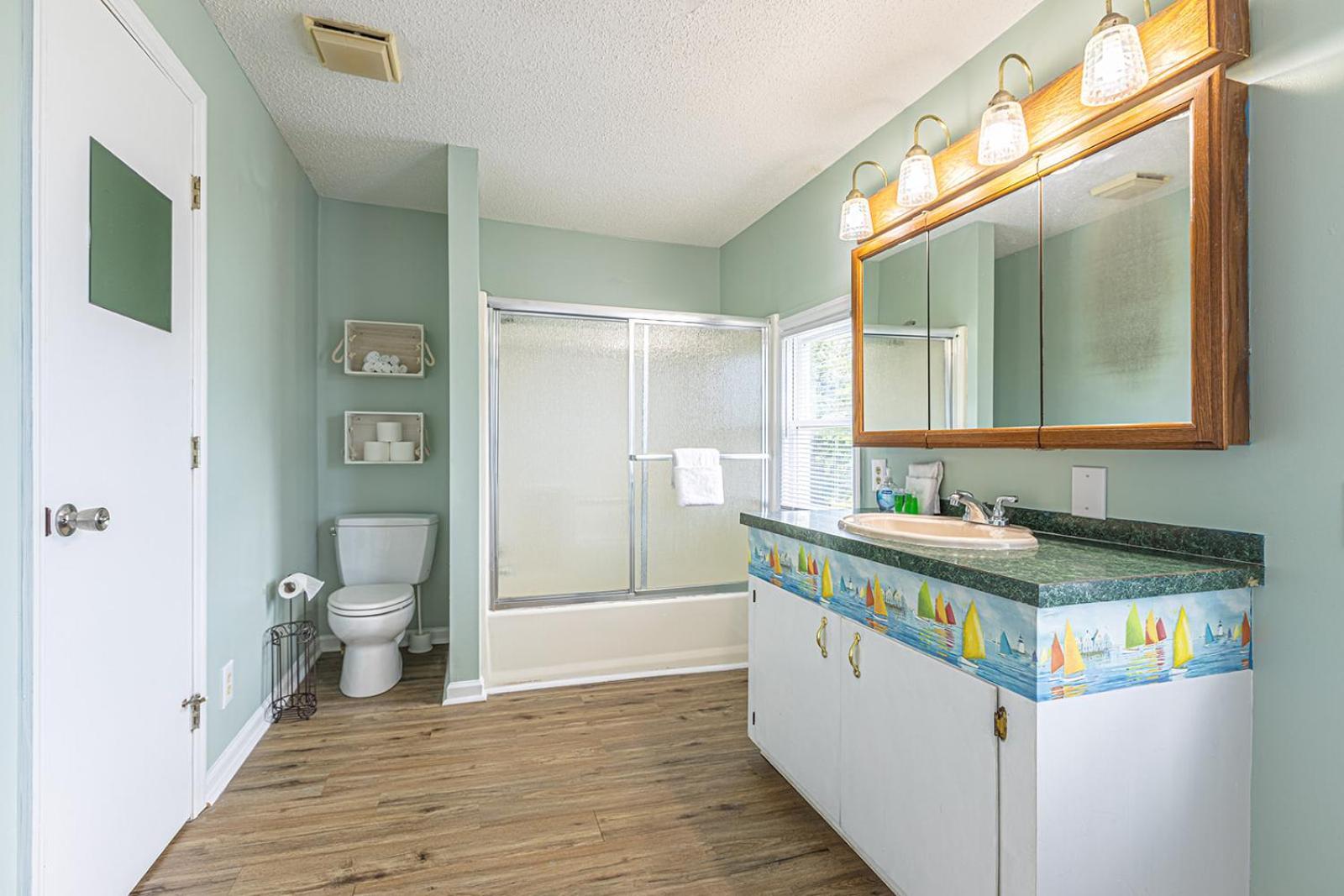 Gorgeous Centrally Located Ocean View 2 King, Huge Private Yard & Deck, Firepit, Bbq, & Game Tables Holiday home