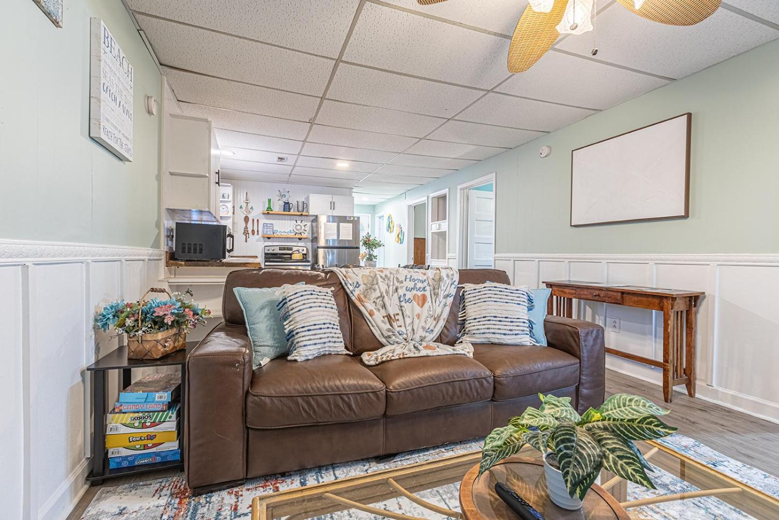 Holiday home Gorgeous Centrally Located Ocean View 2 King, Huge Private Yard & Deck, Firepit, Bbq, & Game Tables