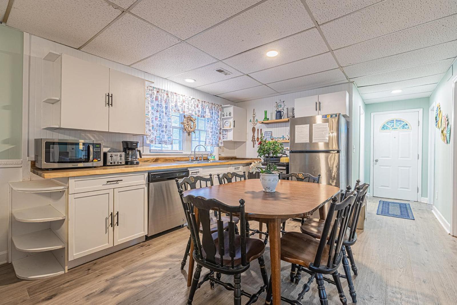 Holiday home Gorgeous Centrally Located Ocean View 2 King, Huge Private Yard & Deck, Firepit, Bbq, & Game Tables *