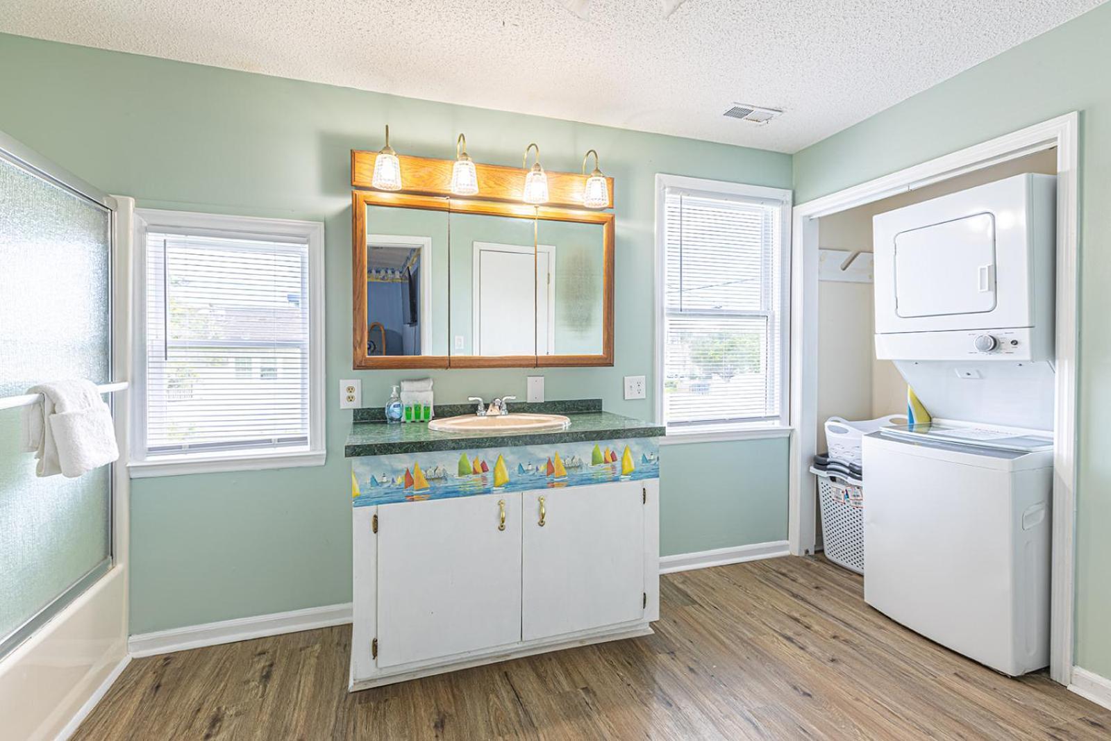 Gorgeous Centrally Located Ocean View 2 King, Huge Private Yard & Deck, Firepit, Bbq, & Game Tables Myrtle Beach