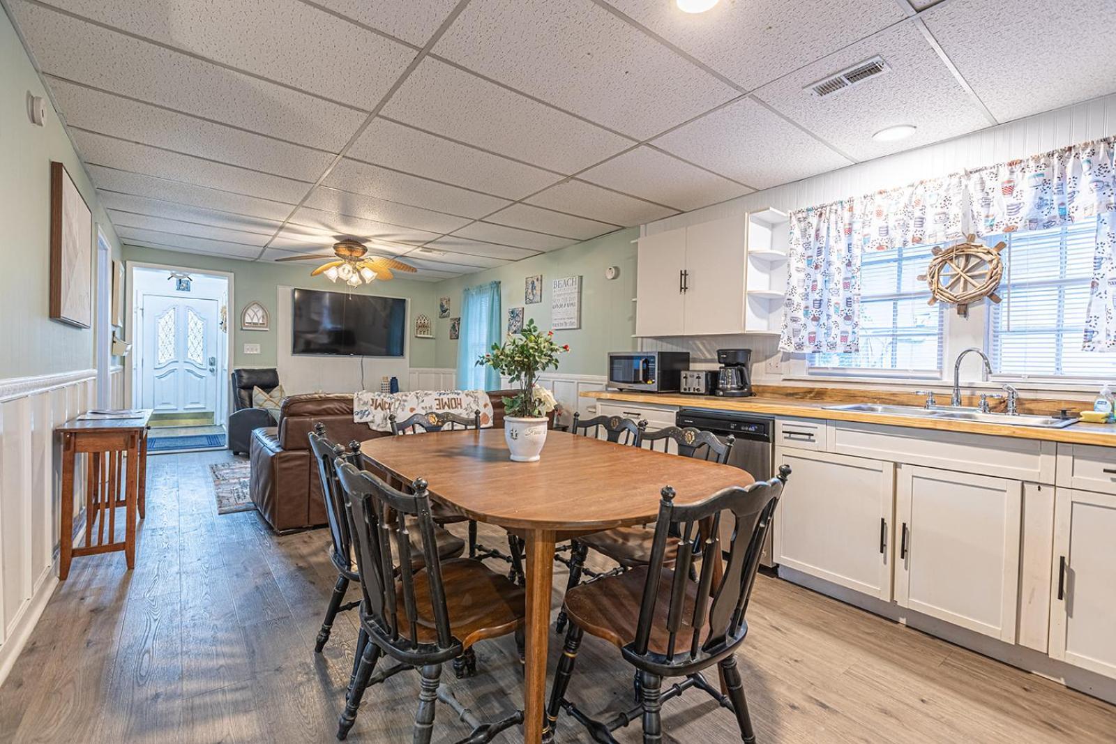 Gorgeous Centrally Located Ocean View 2 King, Huge Private Yard & Deck, Firepit, Bbq, & Game Tables * Myrtle Beach