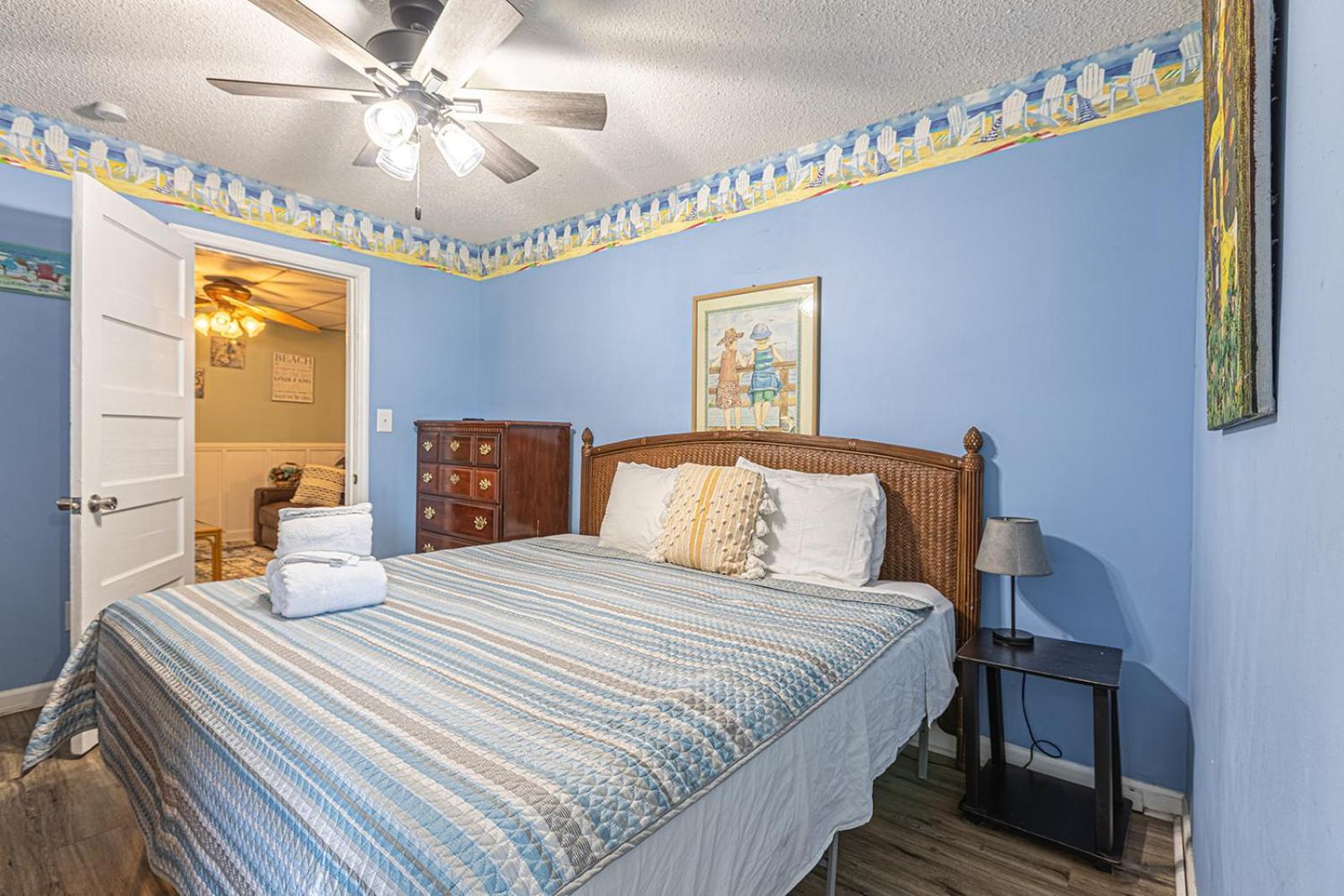 Gorgeous Centrally Located Ocean View 2 King, Huge Private Yard & Deck, Firepit, Bbq, & Game Tables Holiday home *