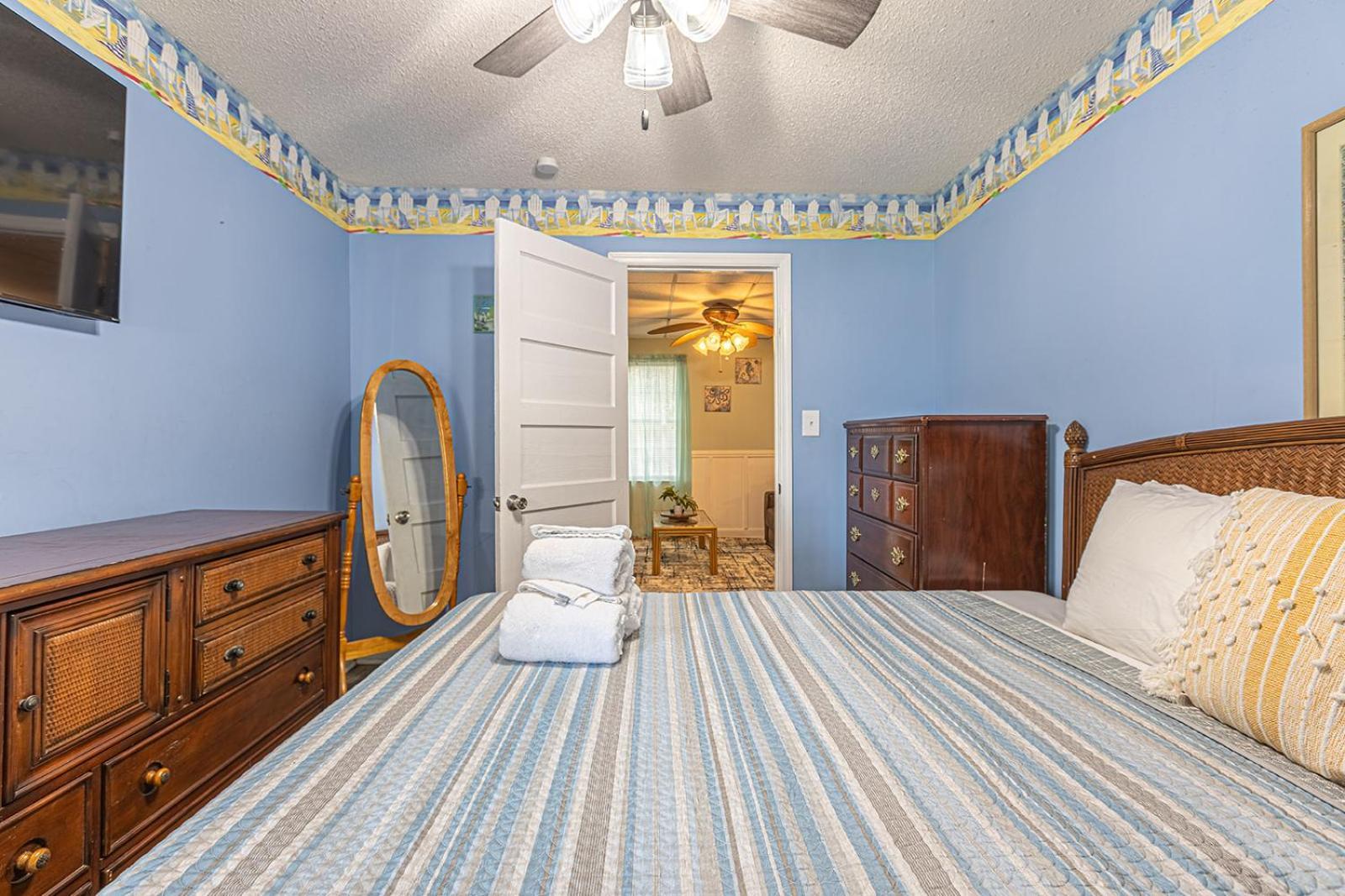 Gorgeous Centrally Located Ocean View 2 King, Huge Private Yard & Deck, Firepit, Bbq, & Game Tables Myrtle Beach