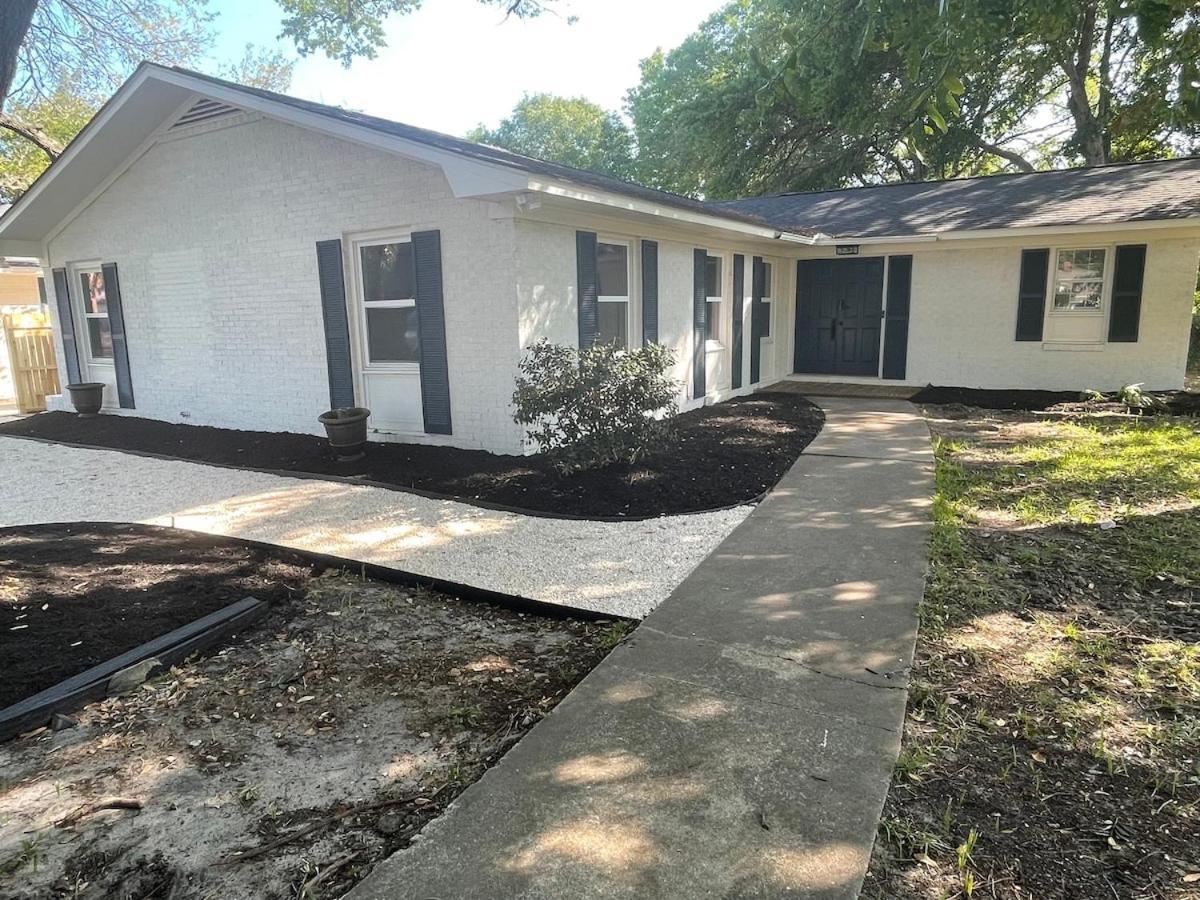 Cheerful 4 Bedroom 1 Block From The Myrtle Beach