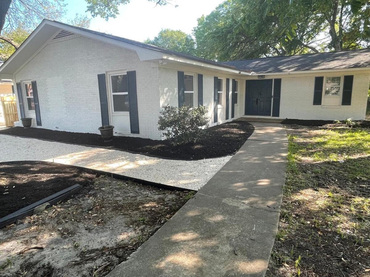 Cheerful 4 Bedroom 1 Block From The * Myrtle Beach