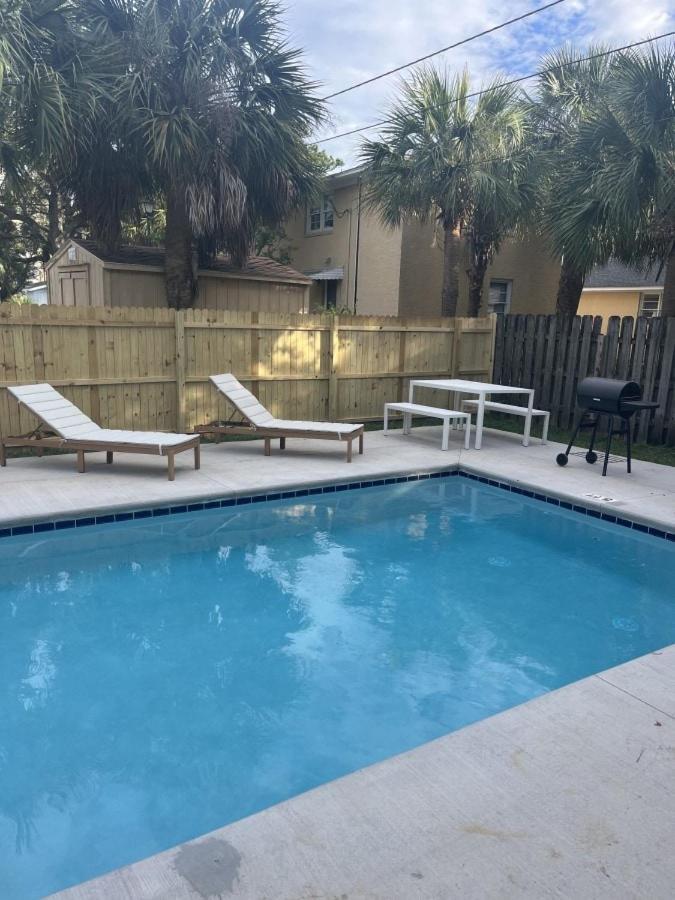 Cheerful 4 Bedroom 1 Block From The *