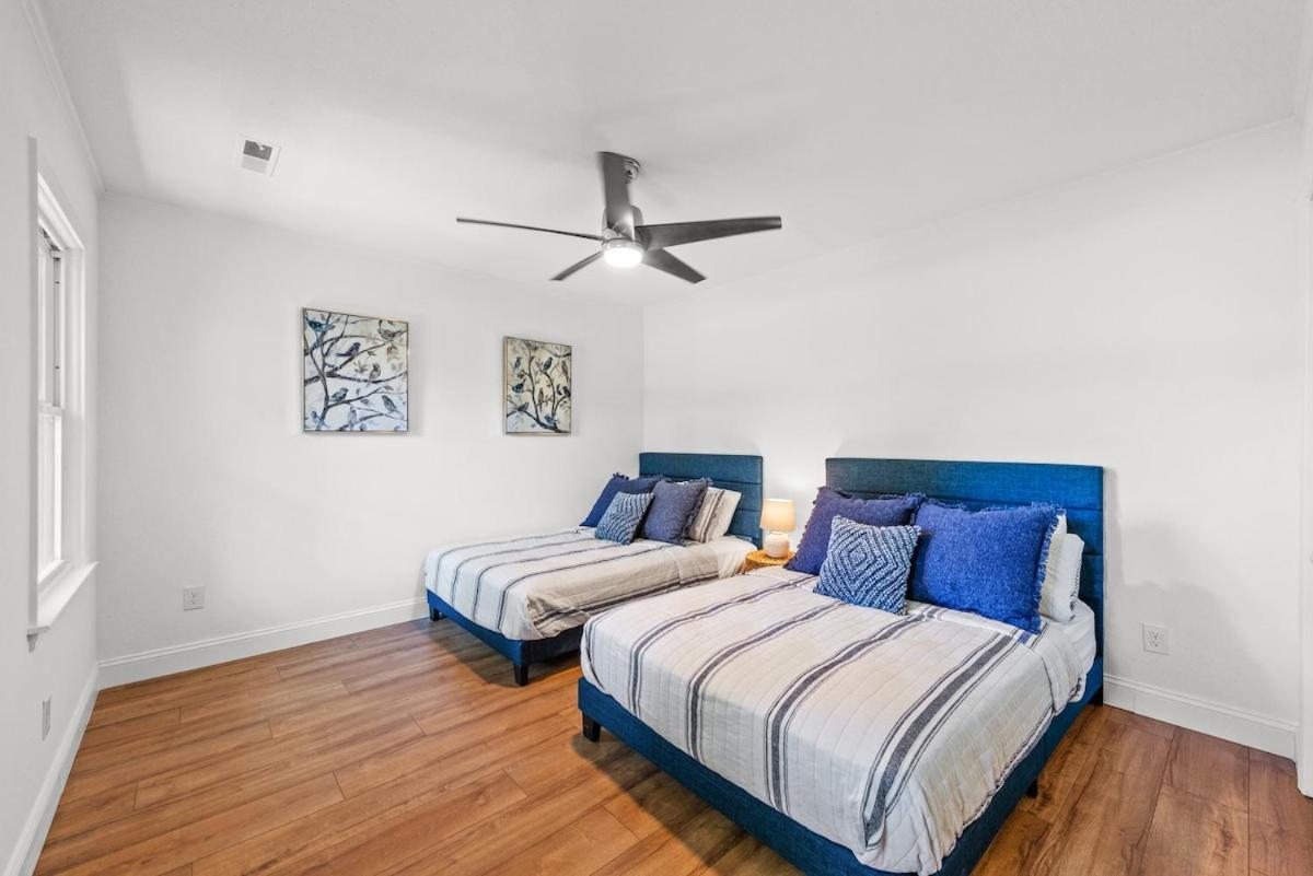 Cheerful 4 Bedroom 1 Block From The Holiday home *