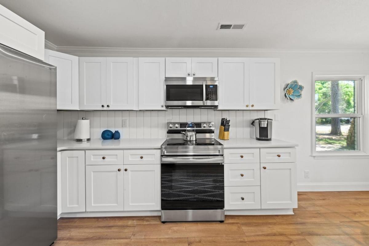 Cheerful 4 Bedroom 1 Block From The * Myrtle Beach