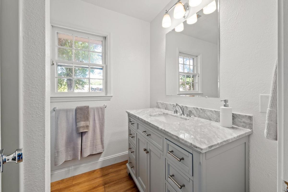 Cheerful 4 Bedroom 1 Block From The