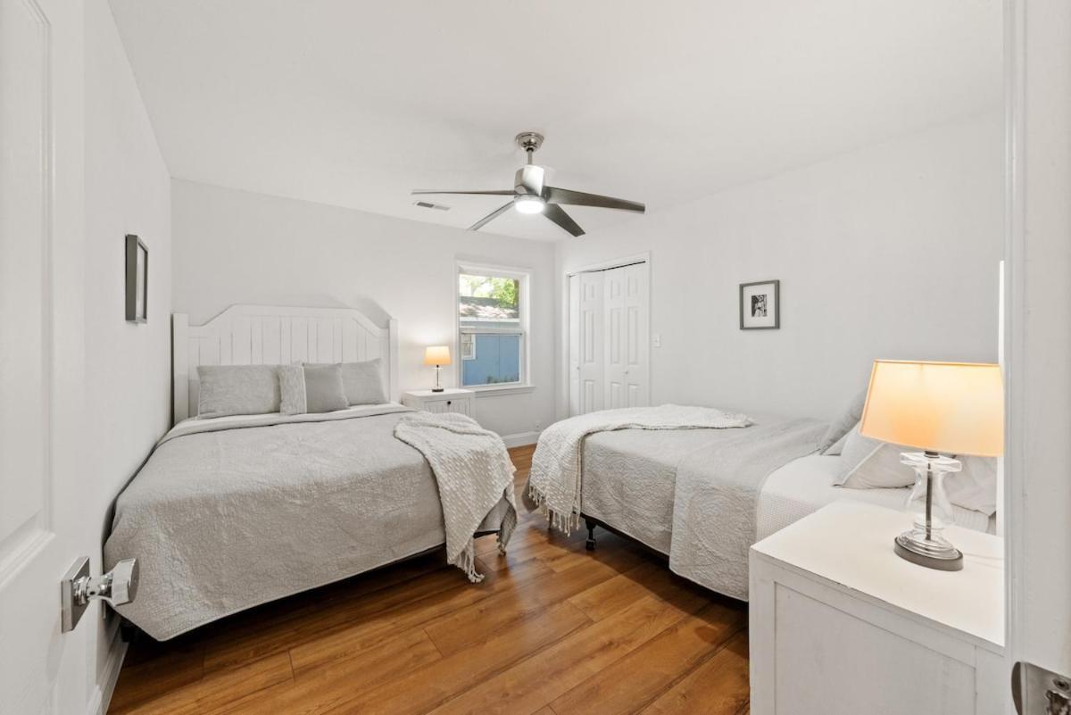 Cheerful 4 Bedroom 1 Block From The *