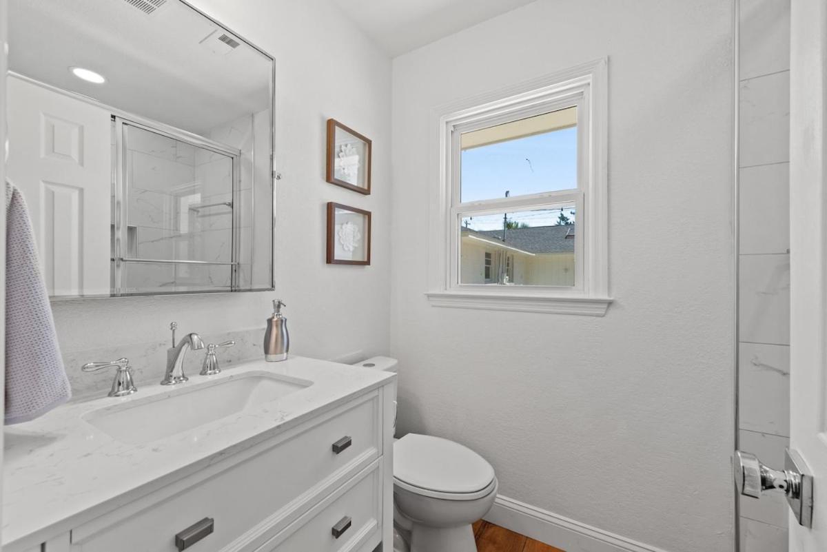 Cheerful 4 Bedroom 1 Block From The * Myrtle Beach