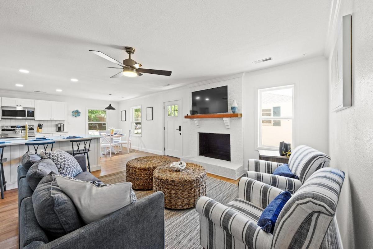 Cheerful 4 Bedroom 1 Block From The Holiday home *