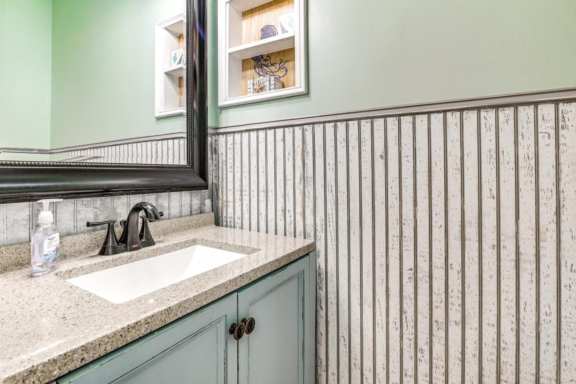 Holiday home Chic Murrells Inlet Getaway About 2 Mi To Marsh Walk!