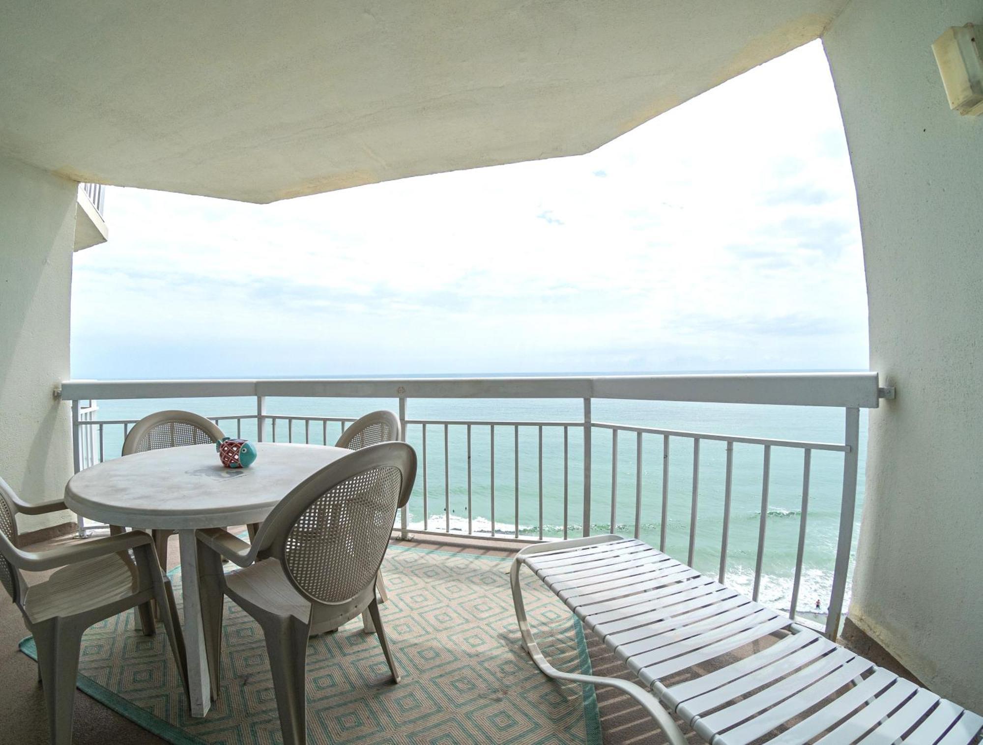 Beautiful Oceanfront 1203 Apartment